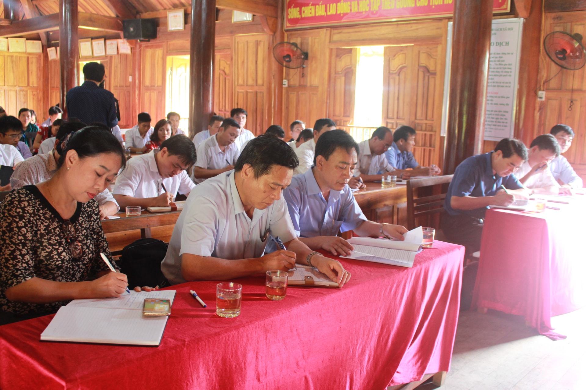 Đại biểu HĐND tỉnh và đông đảo cử tri tham dự buổi tiếp xúc. Ảnh: Phan Giang