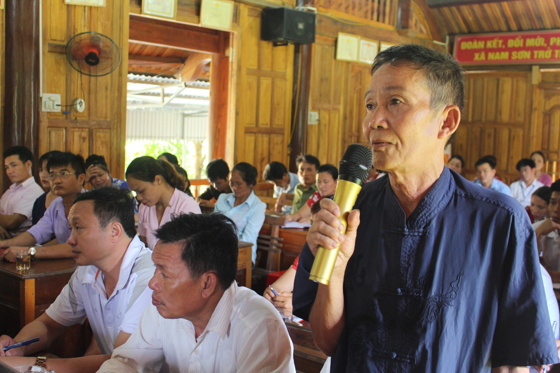 Cử tri bản Quảng phát biểu kiến nghị tại hội nghị. Ảnh: Phan Giang