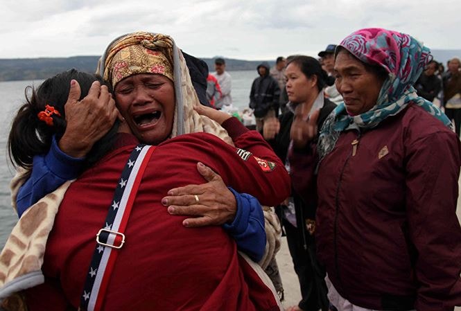 Thân nhân sốt ruột chờ đợi tin tức về những người mất tích trong vụ chìm phà. Ảnh: Reuters