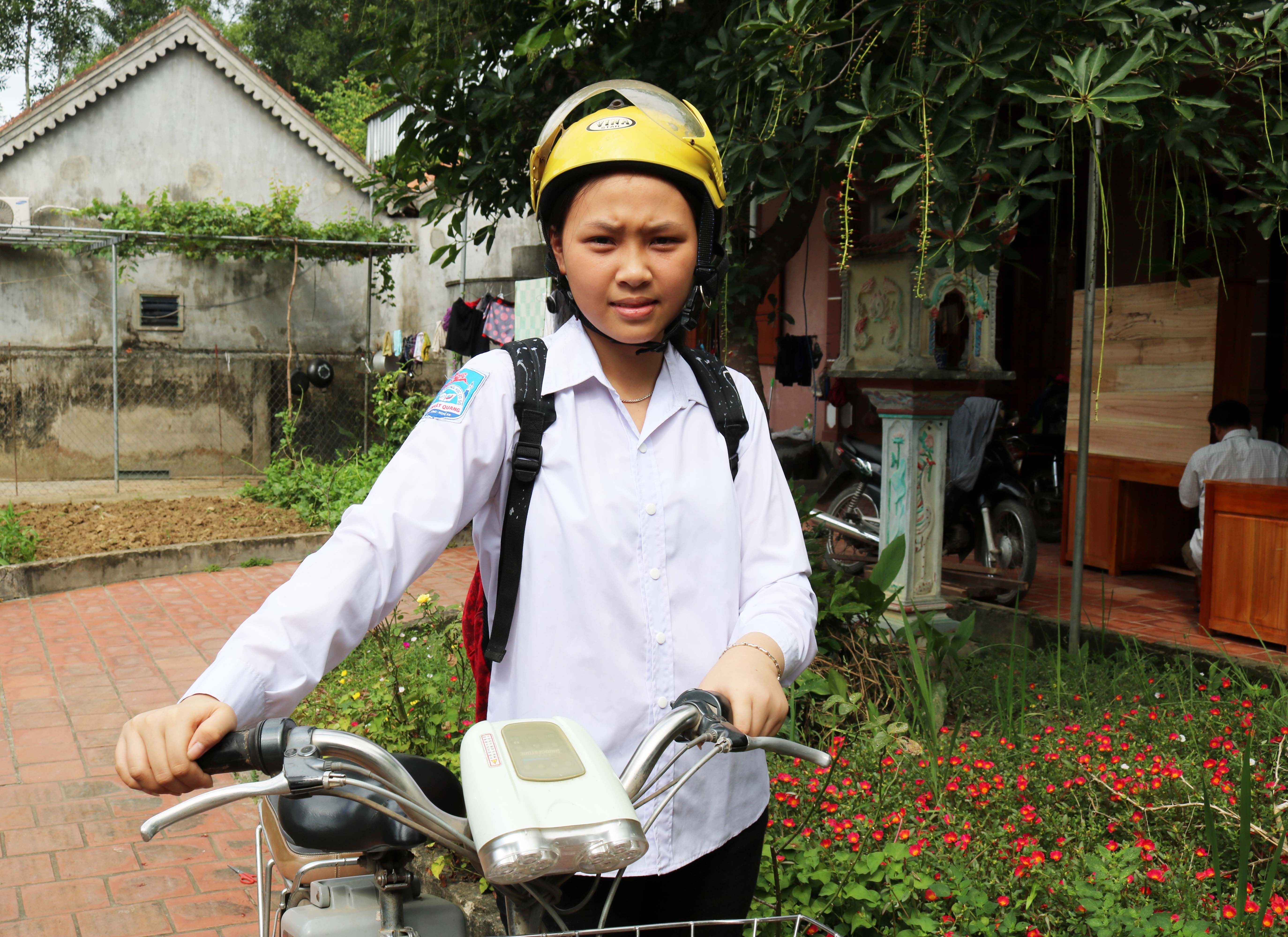 Mỗi buổi đến trường Linh phải vượt 12 km cả đi lẫn về