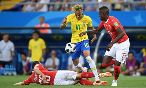 Thụy Sĩ thường cho hai hoặc ba cầu thủ ngăn Neymar. Ảnh: Reuters