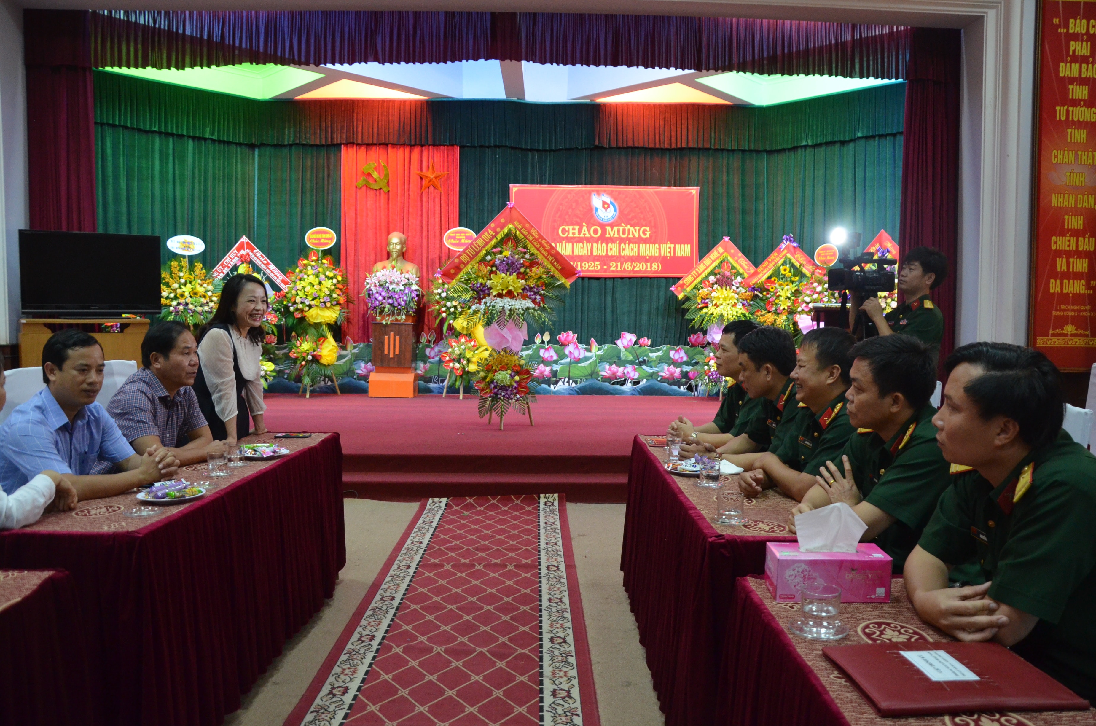 Lãnh đạo Báo Nghệ An tiếp đón đoàn đại biểu Quân khu 4 chúc mừng Báo nhân Ngày Báo chí cách mạng Việt Nam 21/6.Ảnh Lương Mai 