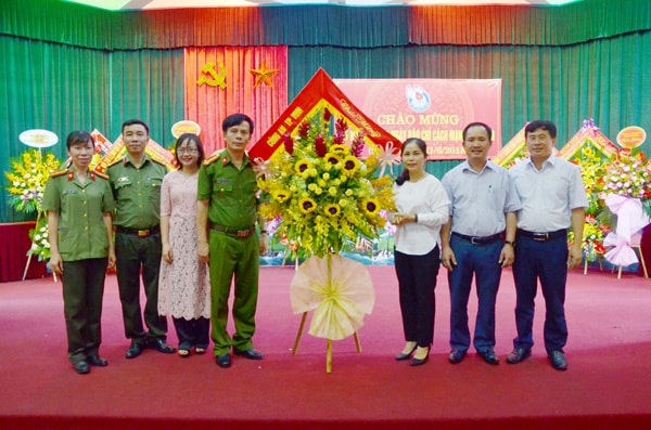 Đại diện lãnh đạo Công an TP Vinh chúc mừng Báo Nghệ An nhân ngày 21/6. Ảnh: Lương Mai