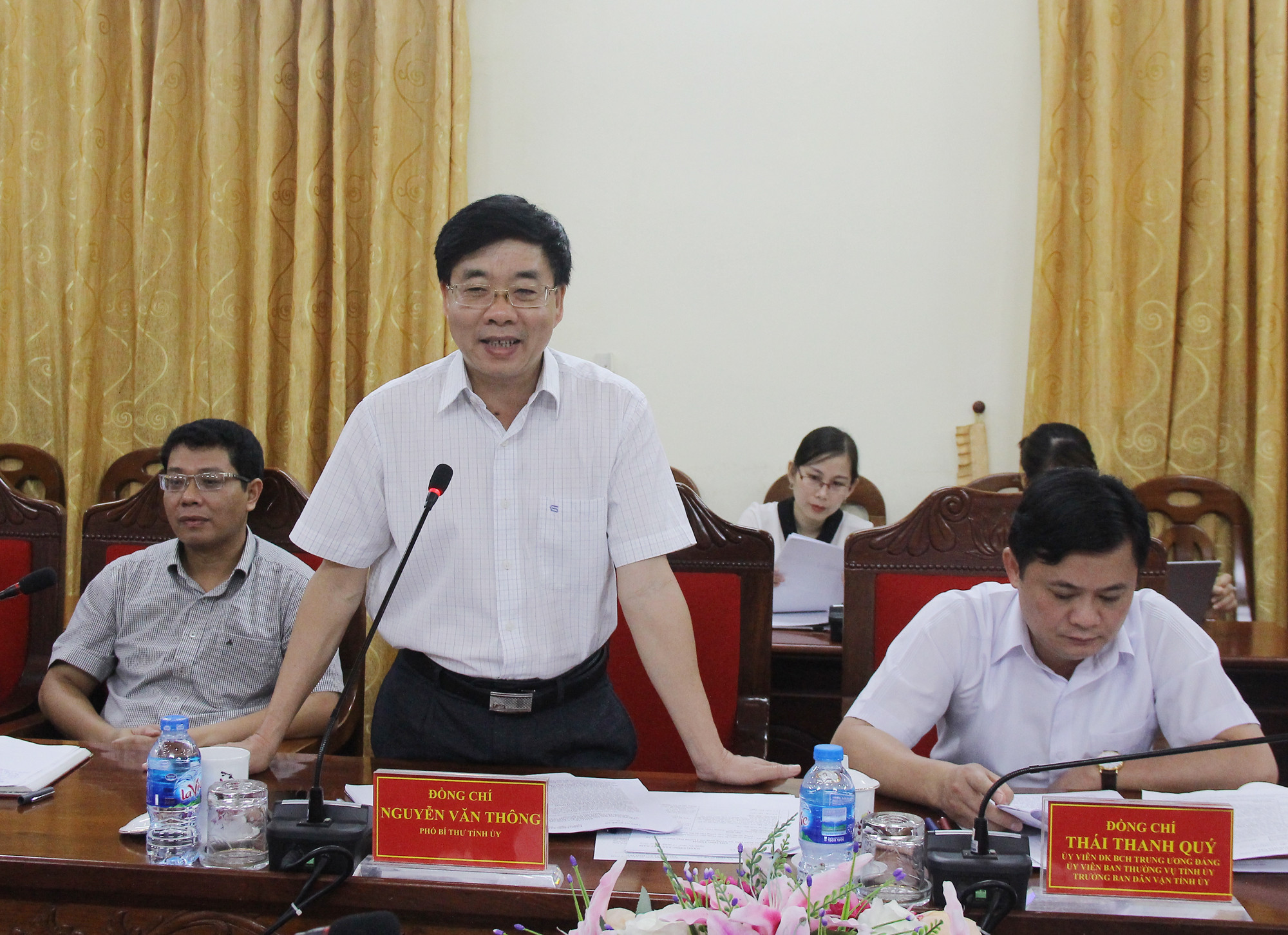 Phó Bí thư Tinh ủy Nguyễn Văn Thông trao Huy hiệu 40, 30 tuổi Đảng cho các đảng viên thuộc Đảng ủy Khối Doanh nghiệp Nghệ An