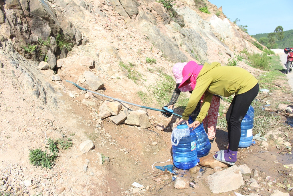 “Khát nước sạch”, người dân vùng thị xã Hoàng Mai tìm đến núi đá ở dốc Chuông (xã Quỳnh Lập) để chờ lấy nước. Ảnh: Việt Hùng.