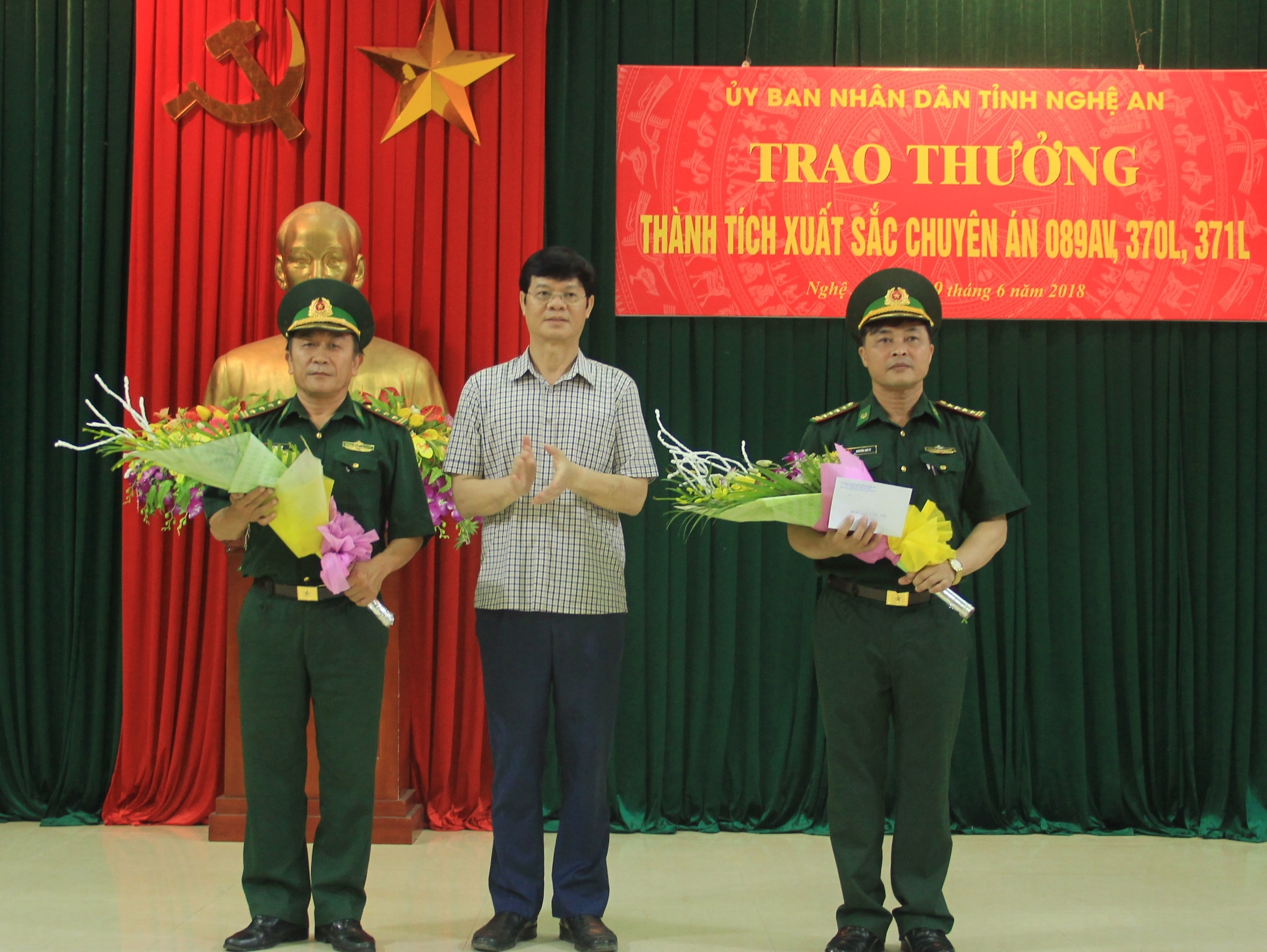 Đồng chí Lê Xuân Đại - Phó Chủ tịch UBND tỉnh tặng thưởng cho lãnh đạo Bộ đội Biên phòng Nghệ An. Ảnh: Nguyên Hưng