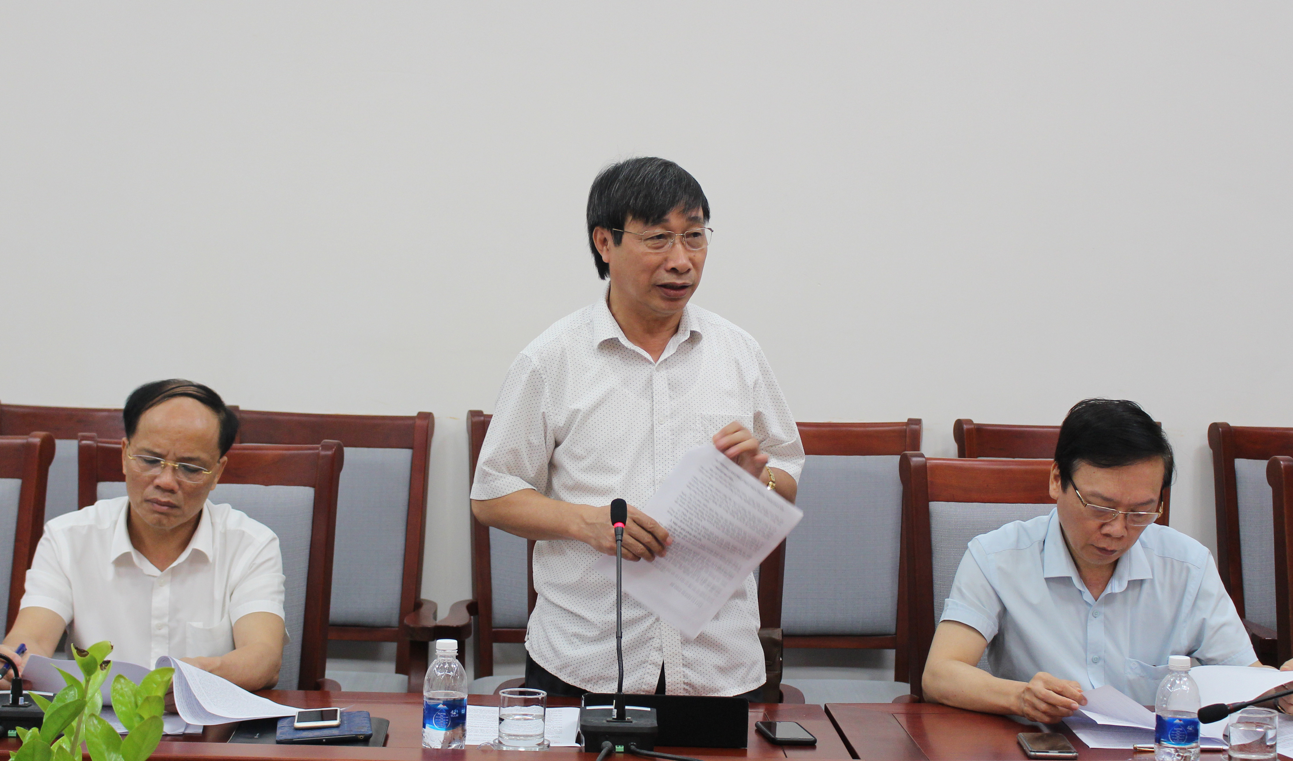 Ông Nguyễn Văn Lập, phó giám đốc Sở NN&PTNT trình bày phương án, kết quả sắp xếp các công ty nông, lâm nghiệp trên đia bàn tỉnh. Ảnh: Phú Hương