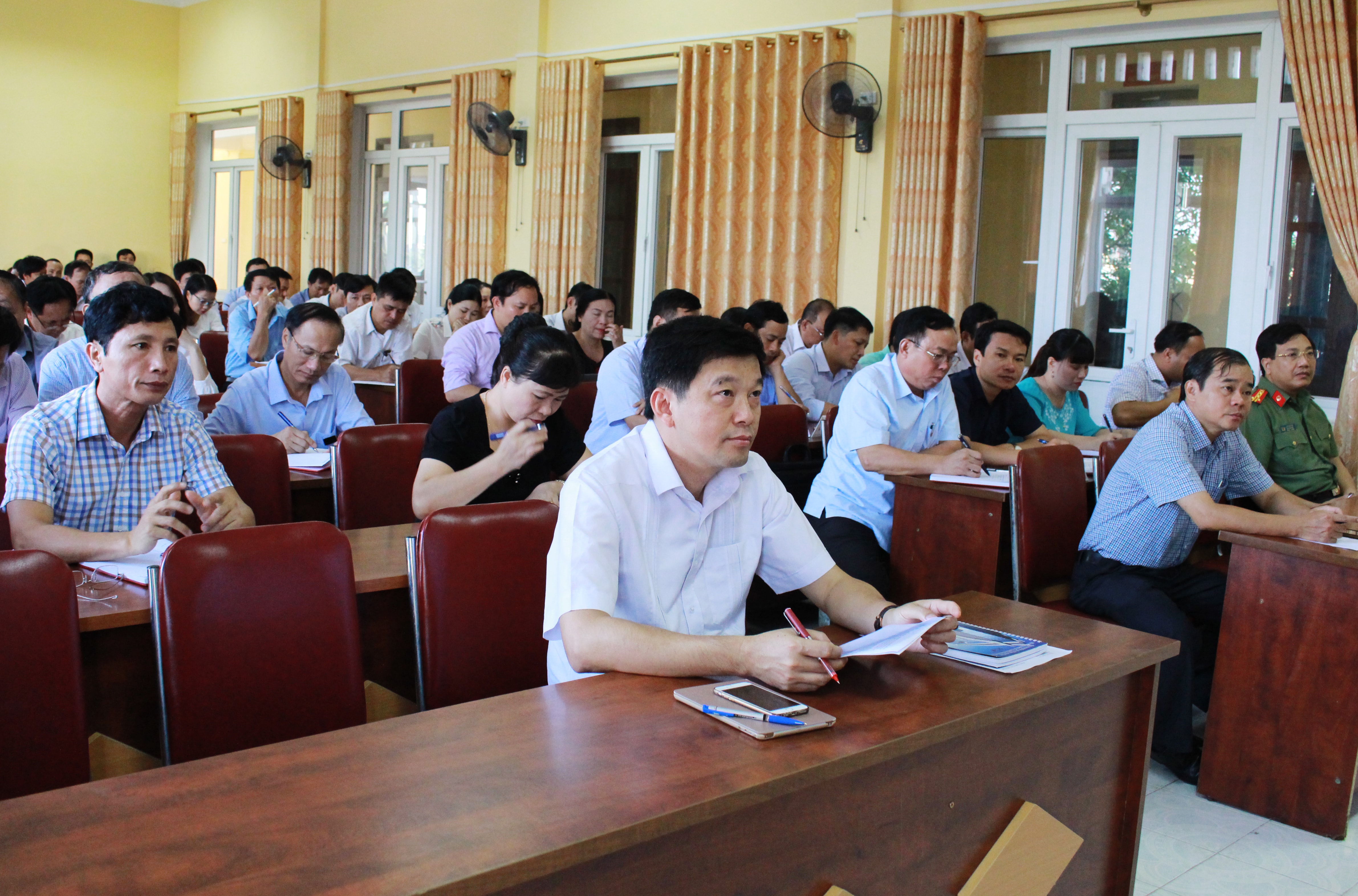 Tham dự có báo cáo viên cấp tỉnh, huyện, Đảng ủy trực thuộc, đại diện Thường trực huyện, thành, thị ủy… Ảnh: Phương Thúy