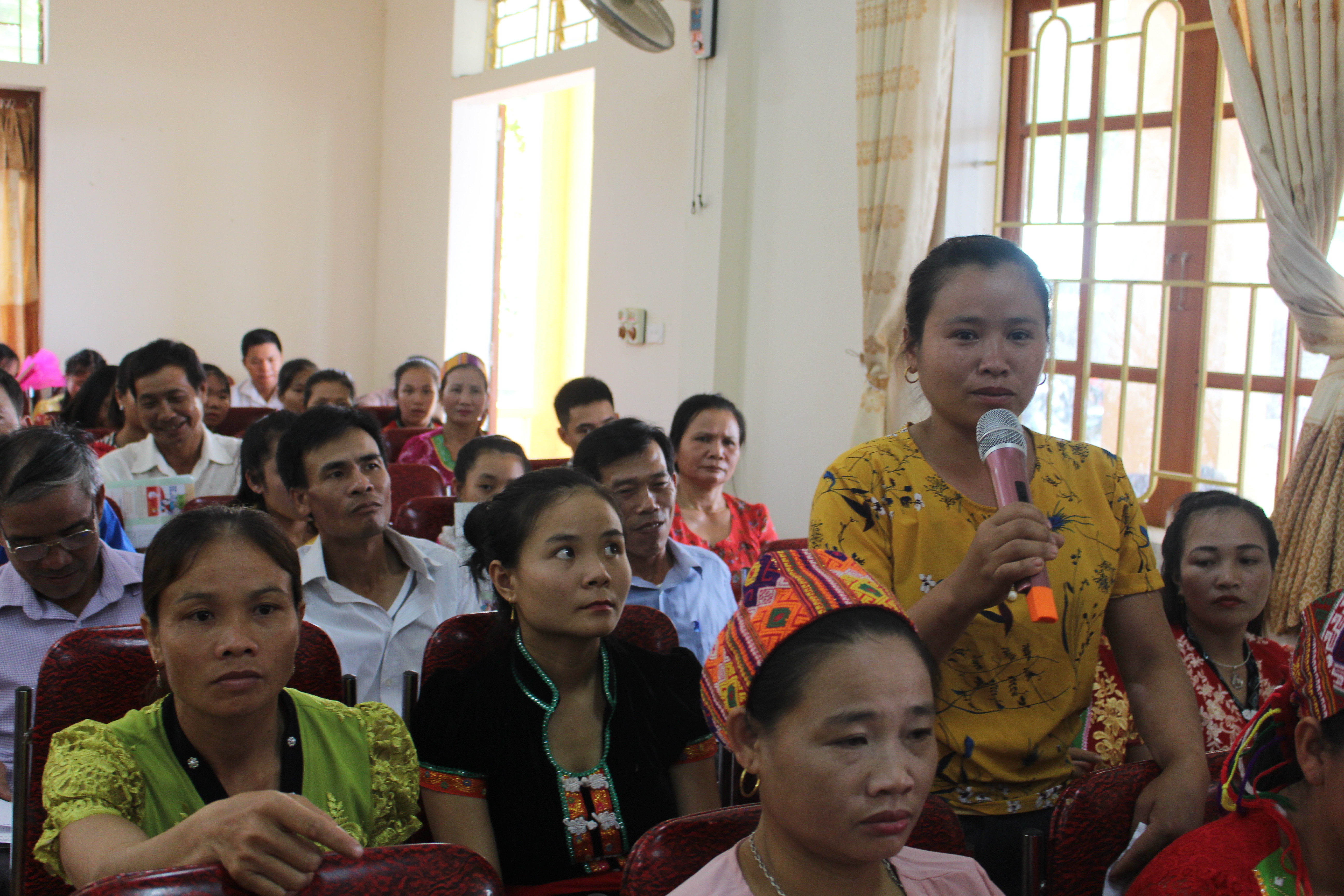 Người dân xã Cam Lâm nêu những thắc mắc về vấn đề di cư. Ảnh: Minh Hạnh