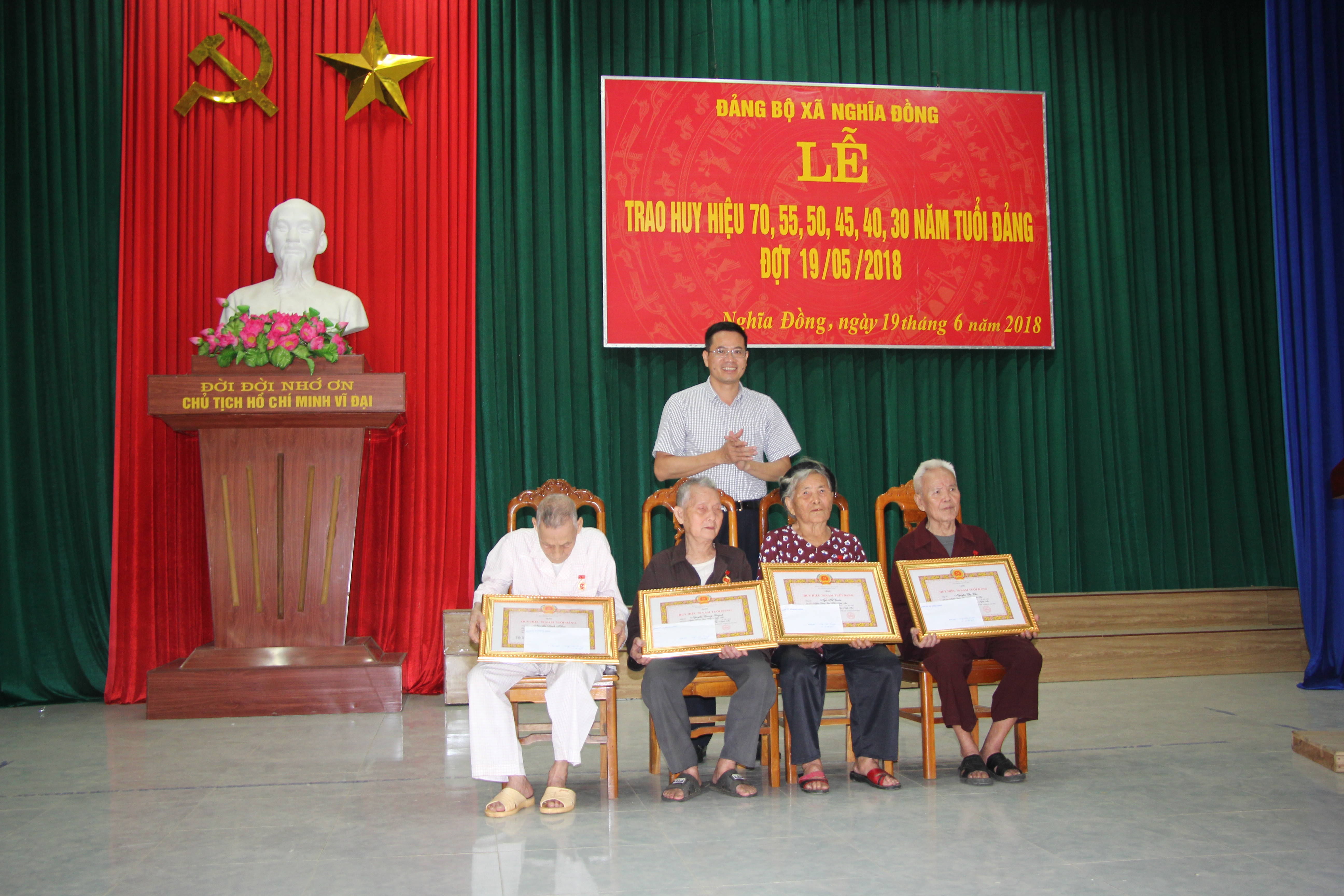 Phó Bí thư Huyện ủy Tân Kỳ Đàm Hữu Hồng trao huy hiệu 70 tuổi Đảng cho các đảng viên. Ảnh: Phương Hảo