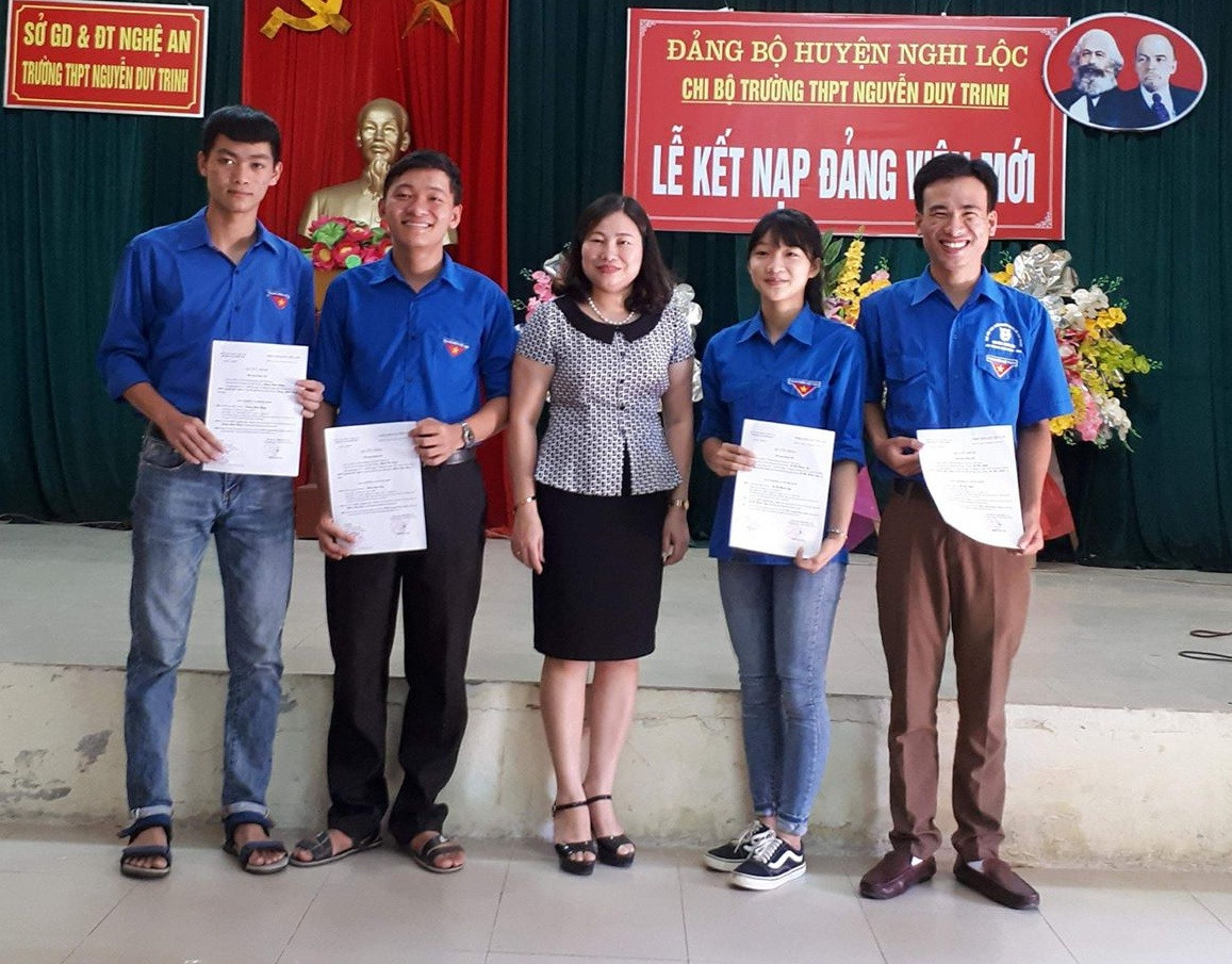 4 đảng viên mới là học sinh lớp 12 được kết nạp tại Chi bộ Trường THPT Nguyễn Duy Trinh sáng 19/6. Ảnh: Nhật Tuấn