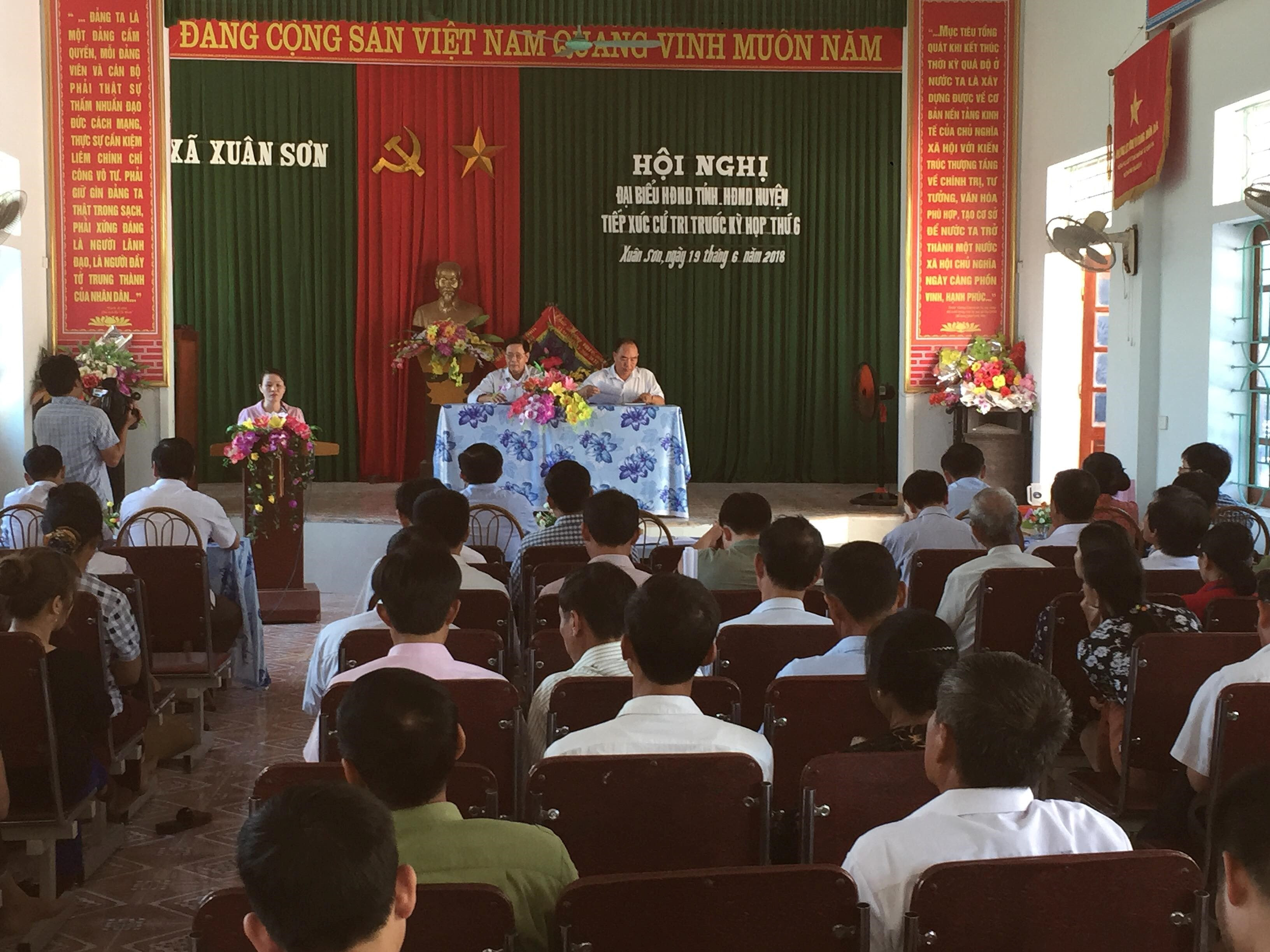 Quang cảnh hội nghị tiếp xúc cử tri tại xã Xuân Sơn. Ảnh: Vân Nguyễn