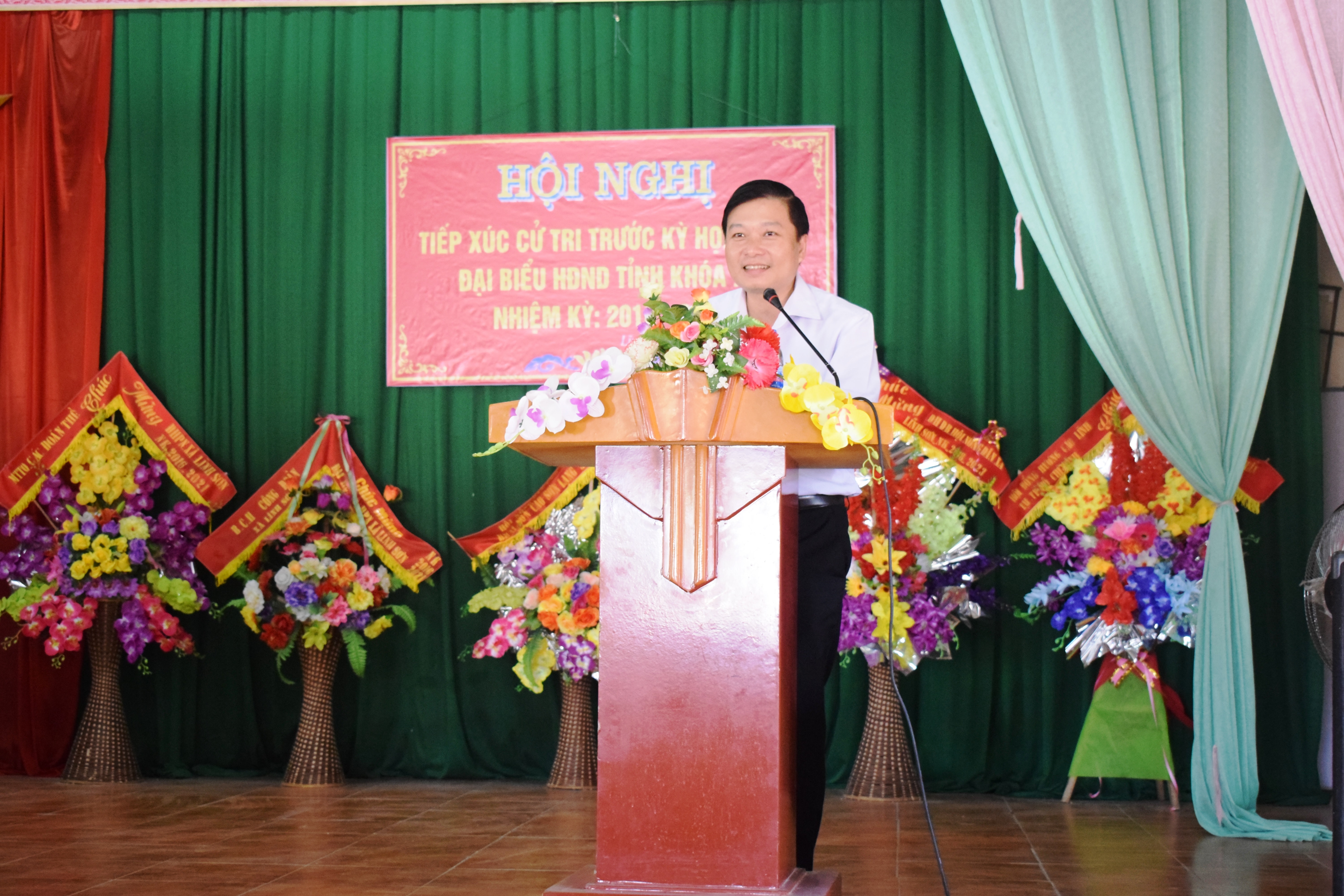 Ông Lê Hồng Vinh giải đáp một số thắc mắc của cử tri. Ảnh: Hoài Chung