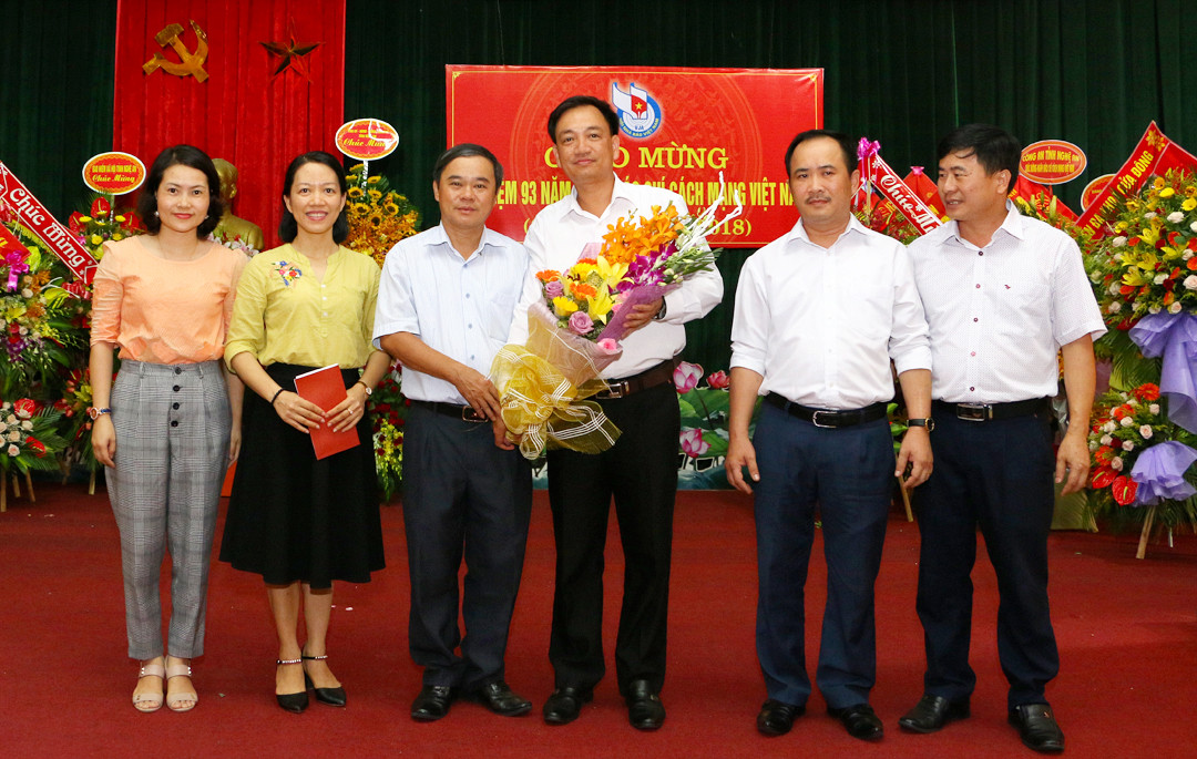 Ban dân vận Tỉnh ủy chúc mừng Báo Nghệ An. Ảnh: Lâm Tùng