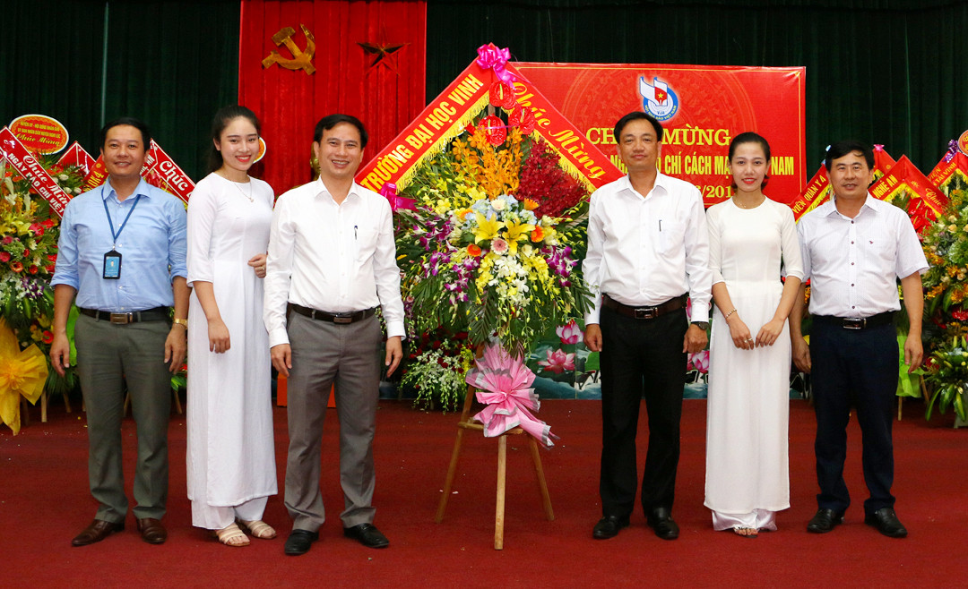 Trường Đại học Vinh chúc mừng Báo Nghệ An. Ảnh: Lâm Tùng