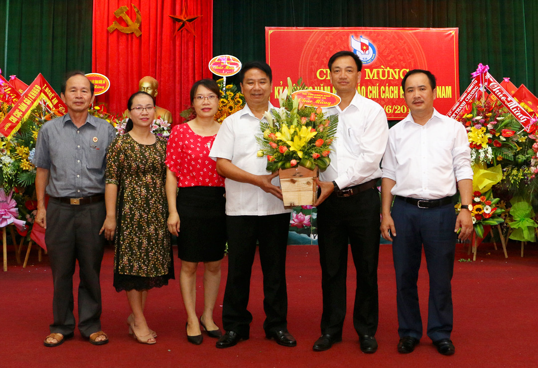 Hội Cựu chiến binh tỉnh chúc mừng Báo Nghệ An. Ảnh: Lâm Tùng