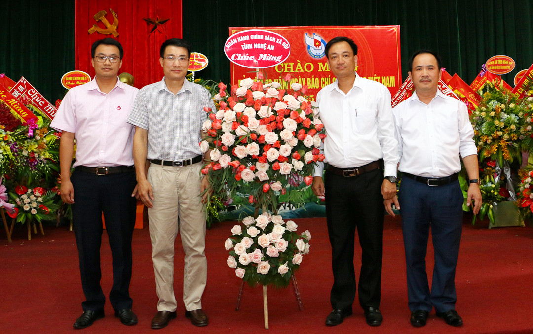 Ngân hàng chính sách xã hội tỉnh Nghệ An chúc mừng Báo Nghệ An. Ảnh: Lâm Tùng