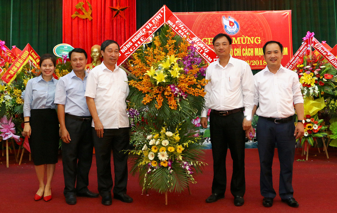 Sở Nông nghiệp và phát triển nông thôn chúc mừng Báo Nghệ An. Ảnh: Lâm Tùng