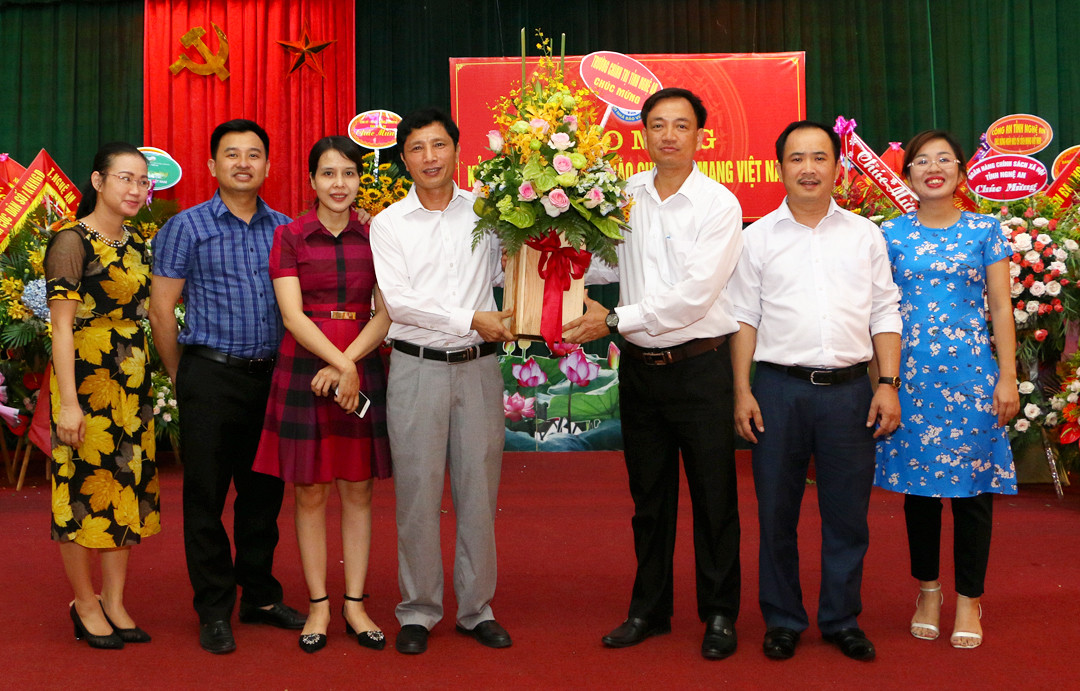 Trường Chính trị tỉnh chúc mừng Báo Nghệ An. Ảnh: Lâm Tùng