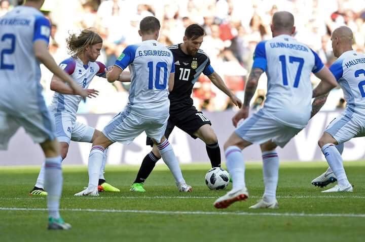 Messi giữa vòng vây dày đặc của các cầu thủ Iceland. Ảnh: Internet