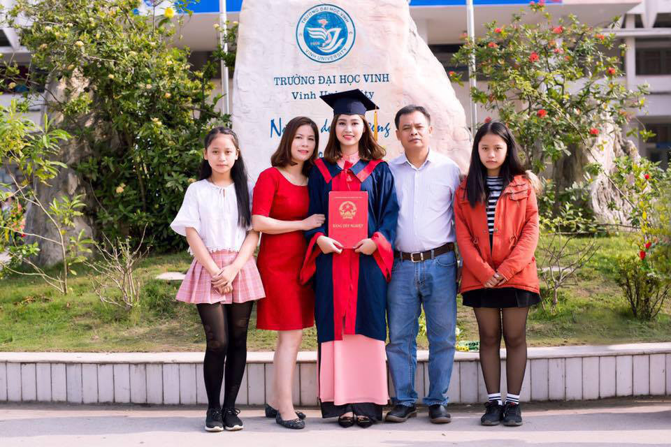 Gia đình Uyên và Thái trong ngày lễ tốt nghiệp của chị gái. Ảnh: NVCC.