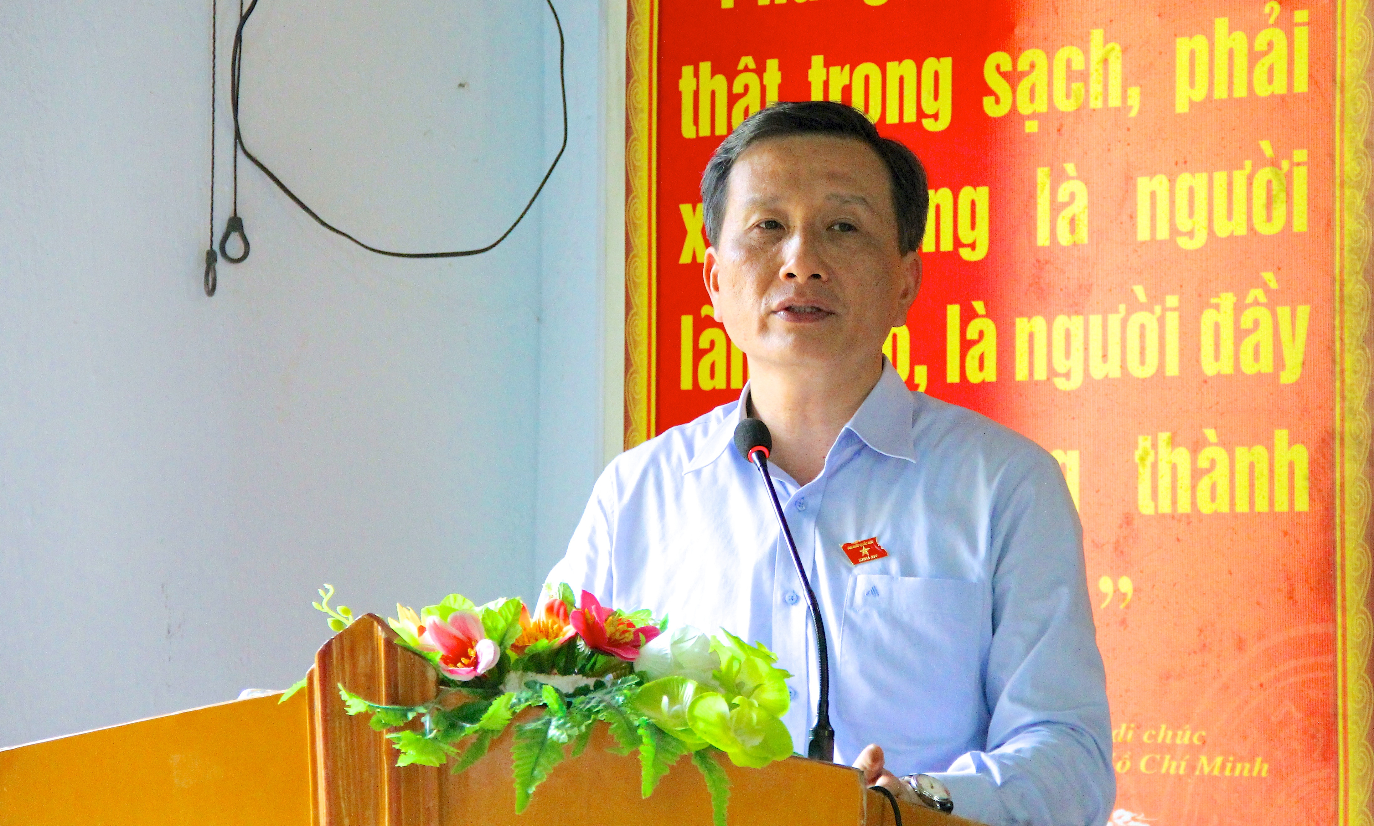 Đại biểu Lê Quang Huy thông tin đến cử tri kết quả của kỳ họp thứ 5, Quốc hội khóa XIV, cũng như hoạt động của đoàn ĐBQH Nghệ An tại kỳ họp. Ảnh: Mỹ Nga