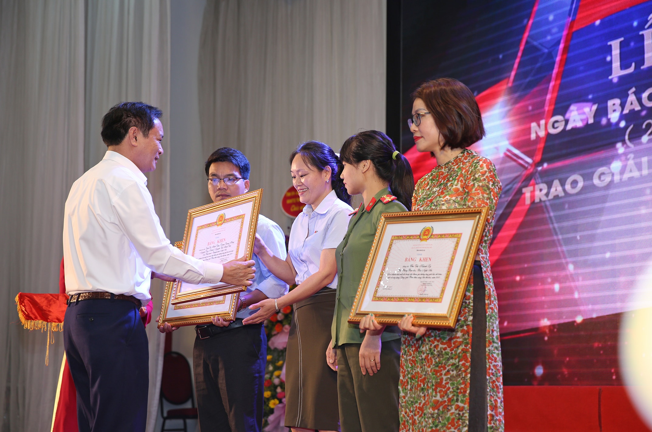 Tặng bằng khen cho các cá nhân có thành tích tham gia giải Búa liềm vàng. Ảnh Hồ Phương