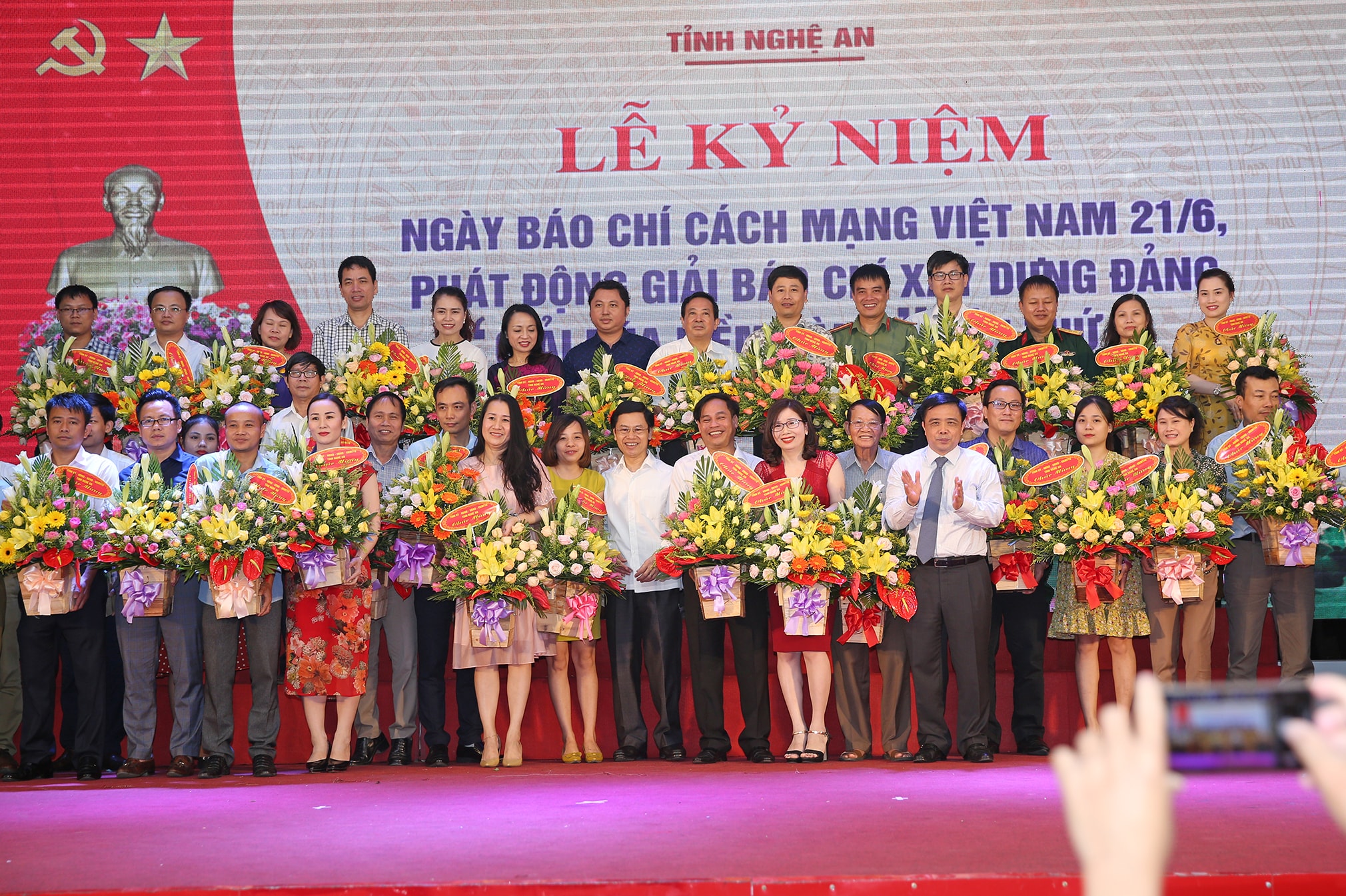 Lãnh đạo tỉnh tặng hoa chúc mừng các cơ quan báo chí. Ảnh Hồ Phương