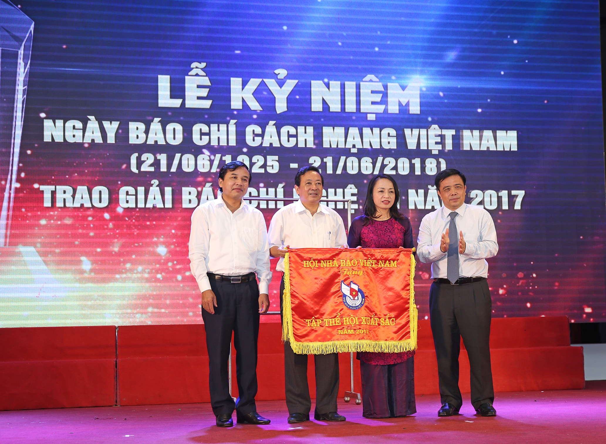 Hội Nhà báo Việt Nam trao Cờ thi đua Xuất sắc năm 2017 cho Hội Nhà báo tỉnh Nghệ An. Ảnh Hồ Phương