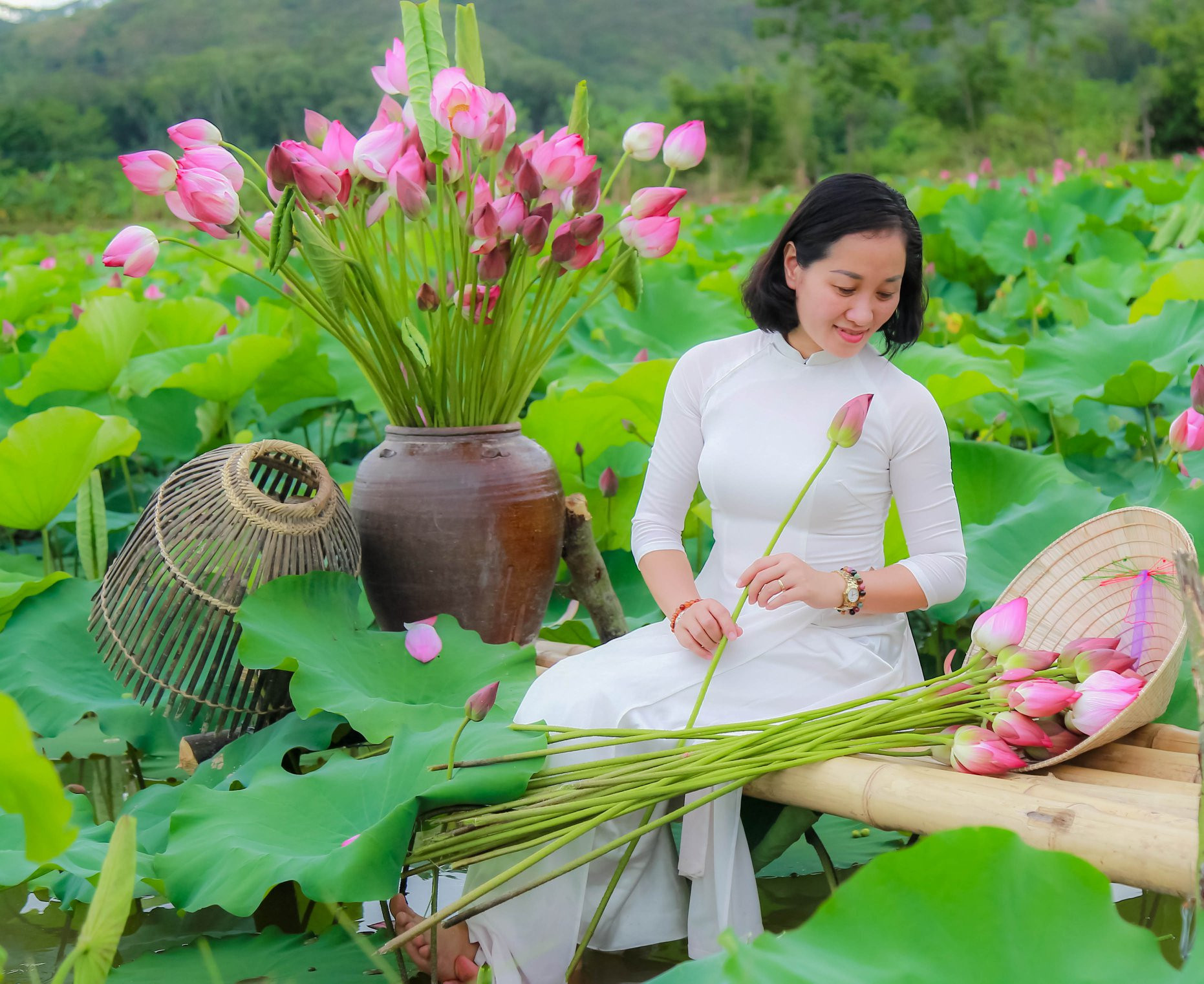 Giữa chang chang nắng, chạm mặt với đầm sen bát ngát, trải dài, lòng như dịu lại. Bao lo âu, phiền muộn tan biến, thay vào đó là cảm giác thư thái, an yên…