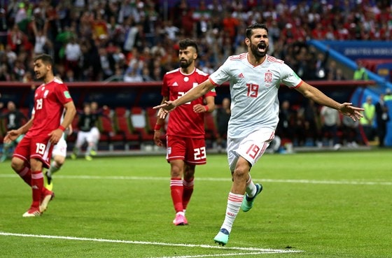 Diego Costa ghi bàn thắng may mắn khi hậu vệ Iran Ramin Rezaeian phá bóng bật chân đi thẳng vào lưới. Ảnh: AFP   