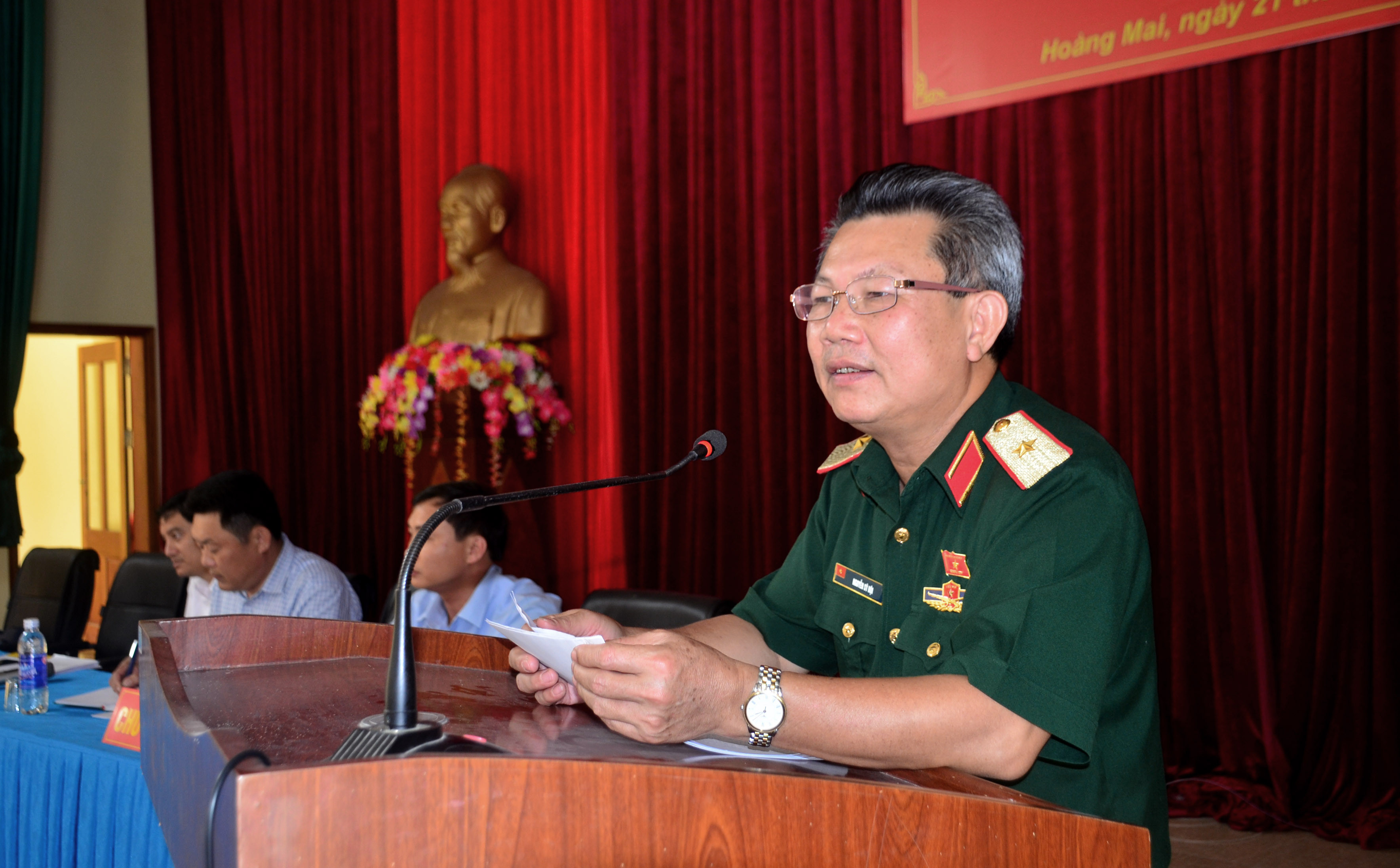 Thiếu tướng Nguyễn Sỹ Hội - Phó Tư lệnh Quân khu 4 thông báo kết quả kỳ họp thứ 5, Quốc hội khoa XIV đến cử tri. Ảnh: Thành Duy