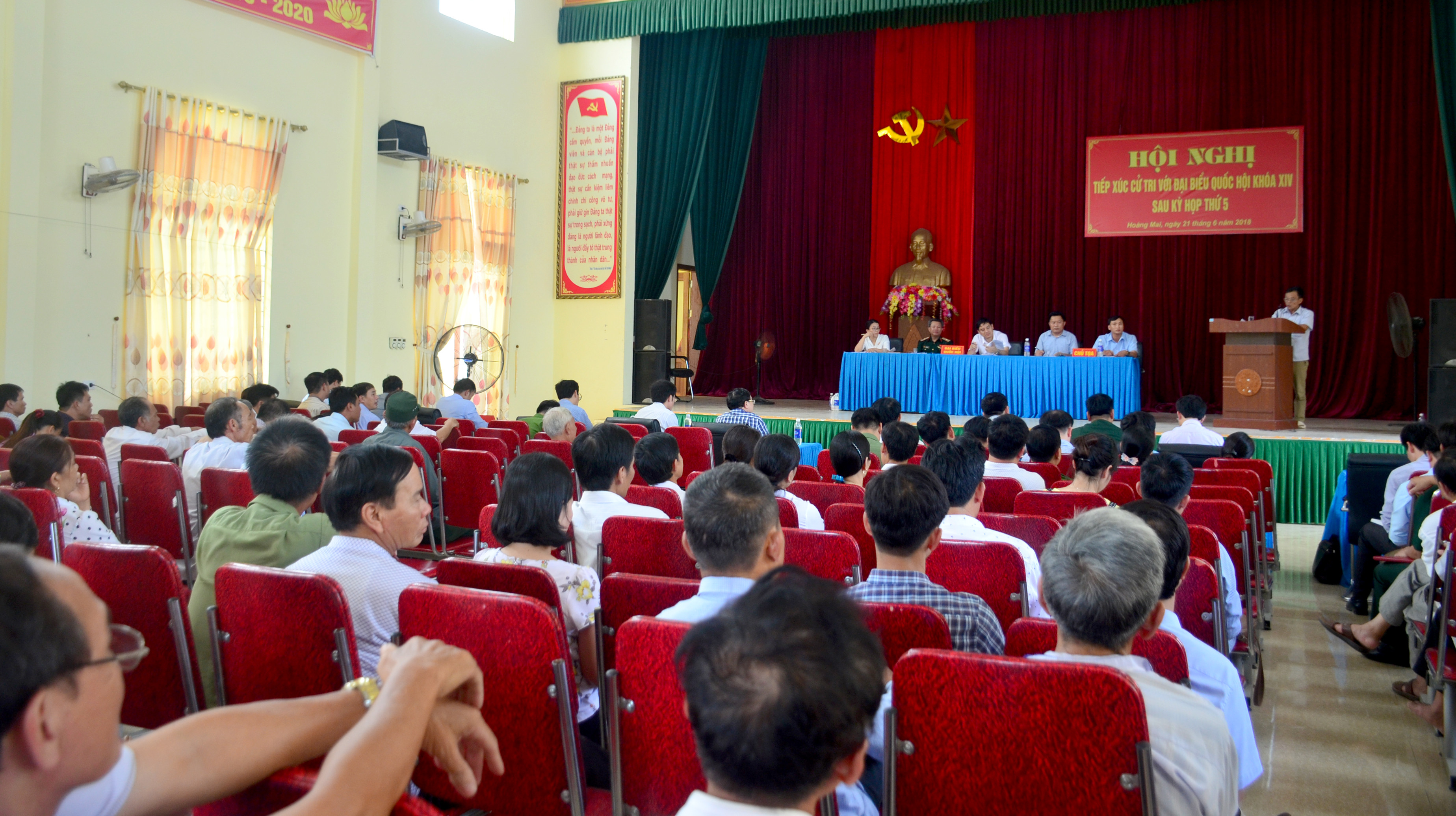 Toàn cảnh hội nghị tiếp xúc cử tri thị xã Hoàng Mai. Ảnh: Thành Duy