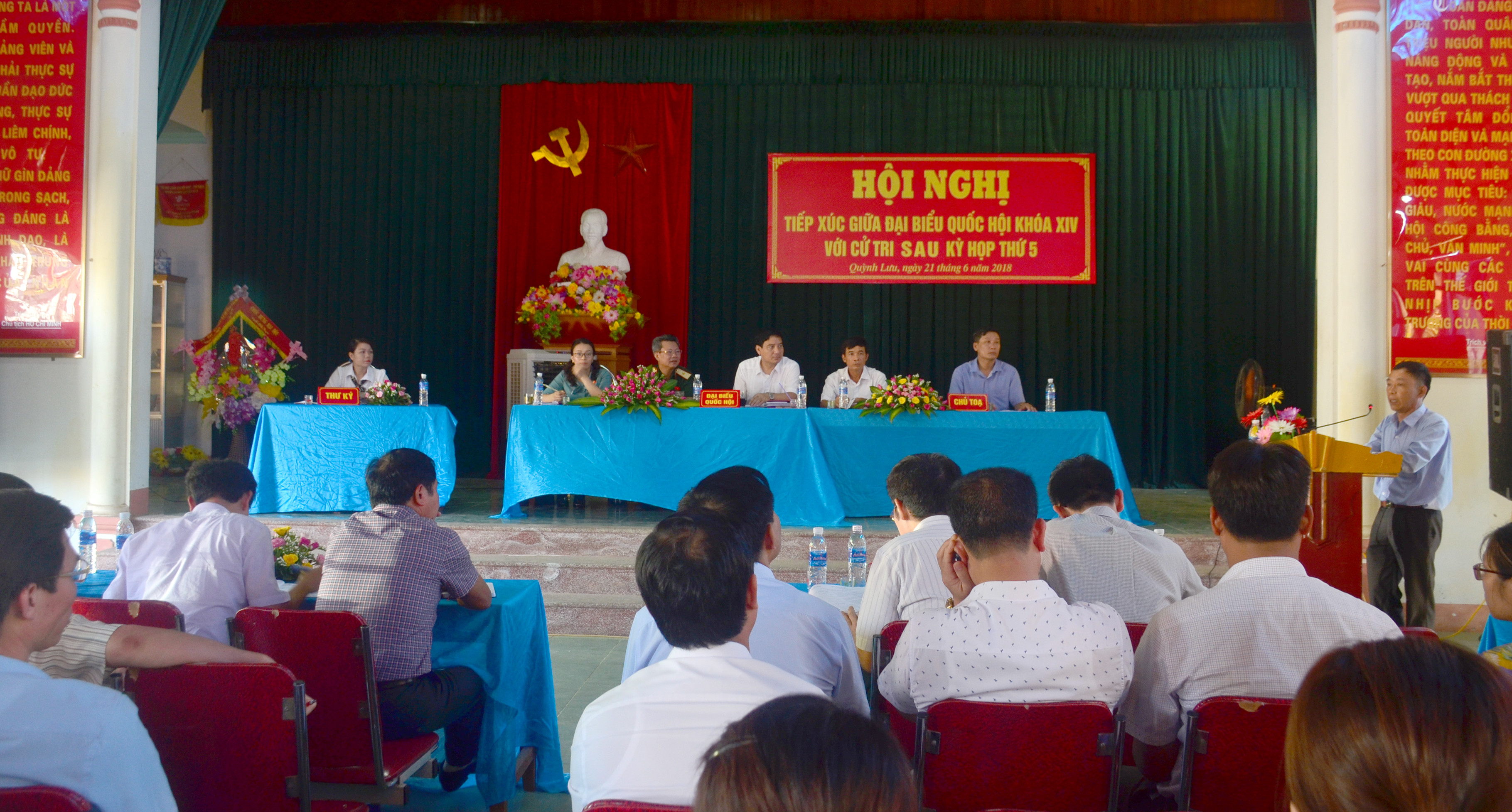 Các đại biểu tiếp xúc cử tri huyện Quỳnh Lưu. Ảnh: Thành Duy