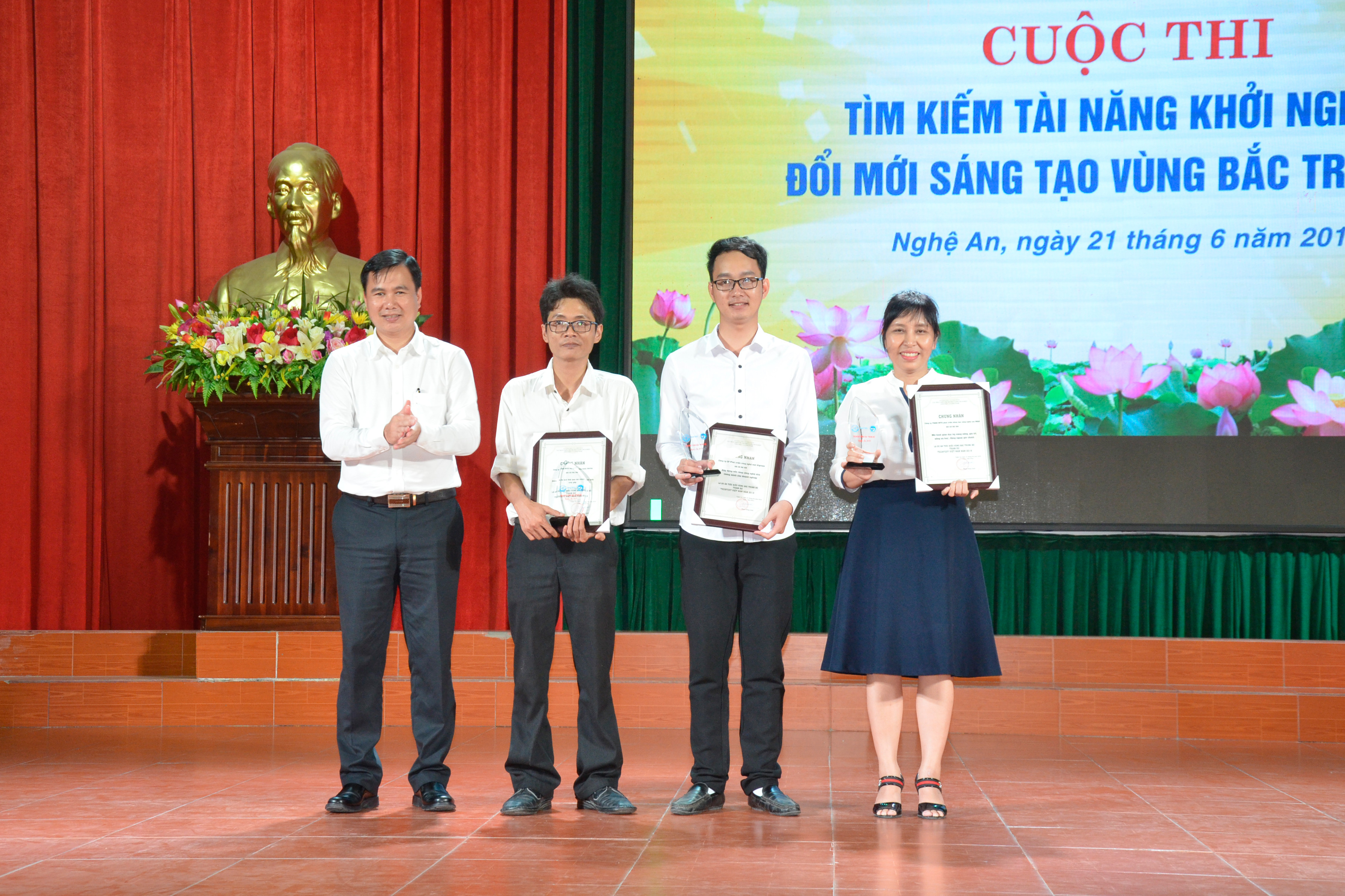 Thứ trưởng Bộ KH&CN Bùi Thế Duy trao giải Ba cho các tác giả. Ảnh Thanh Lê