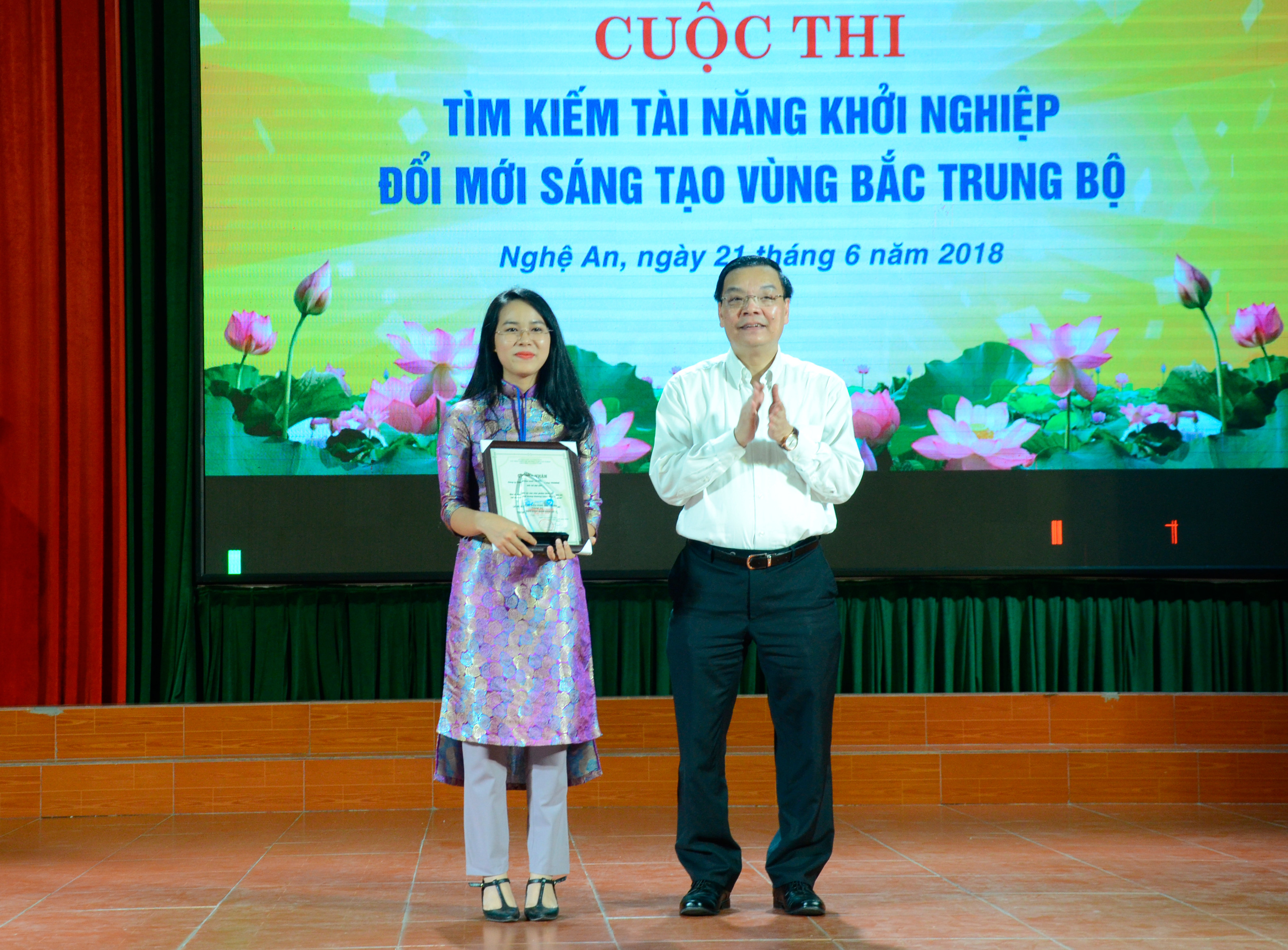 Bộ Trưởng Bộ KH&CN Chu Ngọc Anh trao giải Nhất. Ảnh Thanh Lê