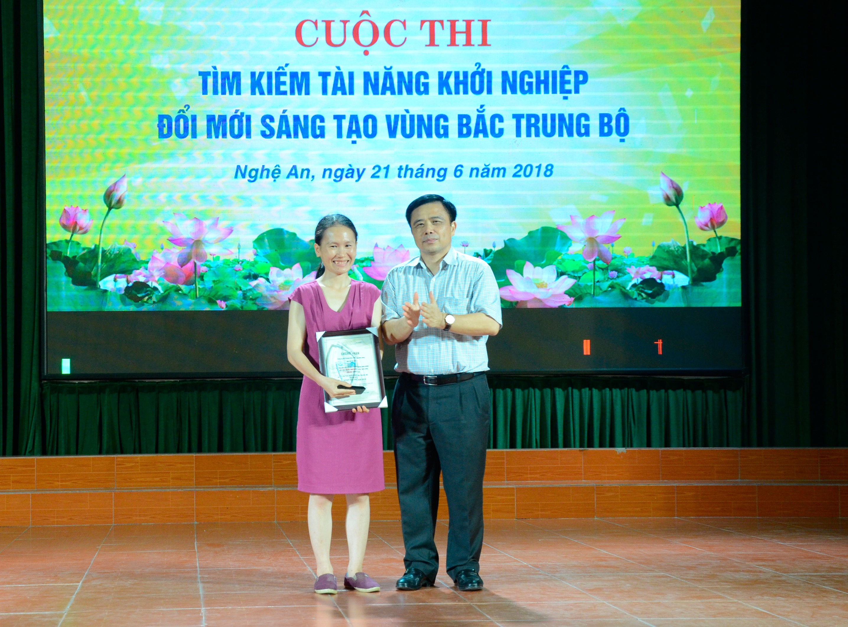 Phó Chủ tịch UBND tỉnh Huỳnh Thanh Điền trao giải Nhì cho dự án