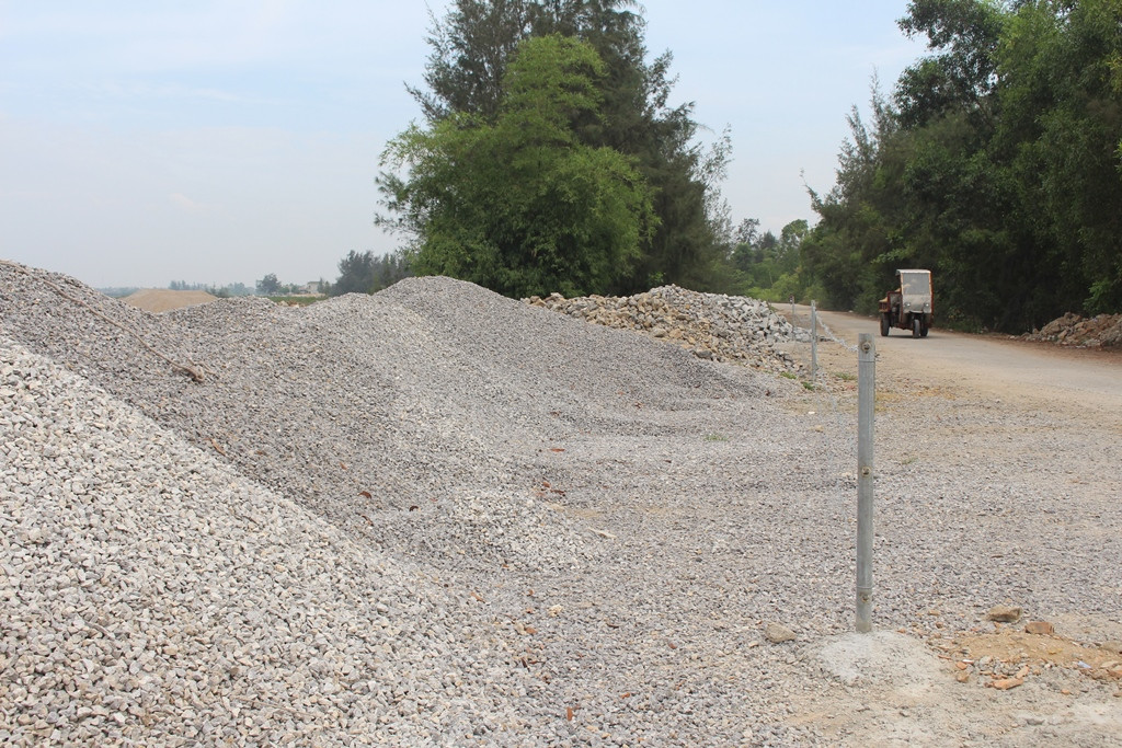 Những bãi tập kết vật liệu xây dựng xuất hiện ngày càng nhiều tại đê biển đoạn qua xã Quỳnh Thuận mà chính quyền địa phương vẫn chưa có biện pháp xử lý hiệu quả và dứt điểm. Ảnh: Việt Hùng.