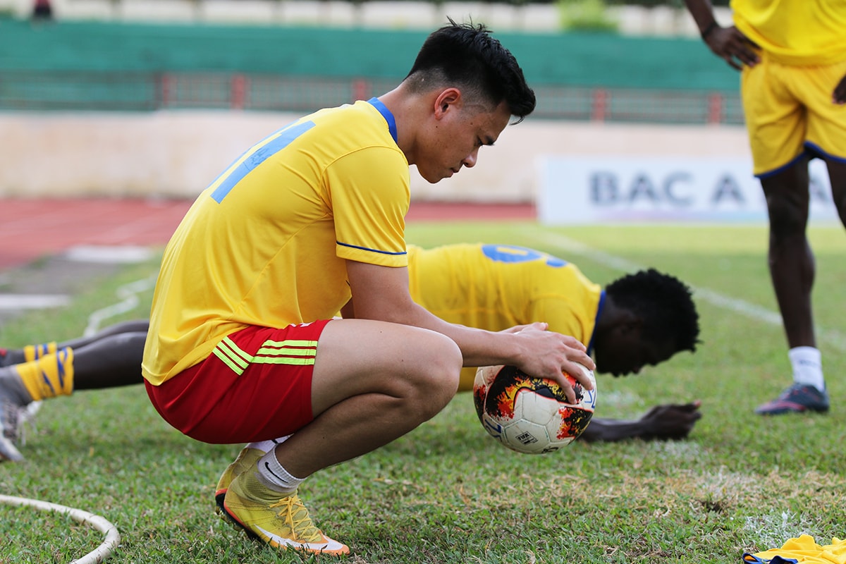 Thủ môn Trần Nguyên Mạnh đang nỗ lực để rút ngắn ngày trở lại tuy nhiên theo dự kiến, đội trưởng SLNA cần ít nhất 2 tháng nữa mới có thể hồi phục hoàn toàn.