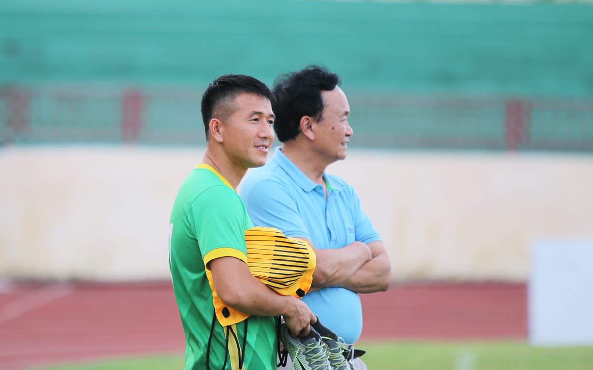 Tiền vệ Nguyễn Quang Tình trong ngày trở lại sân Vinh đối đầu đội bóng quê hương. Cầu thủ Đô Lương trưởng thành từ SLNA rời SLNA đầu năm 2016 và khoác áo XSKT Cần Thơ từ đó đến nay.