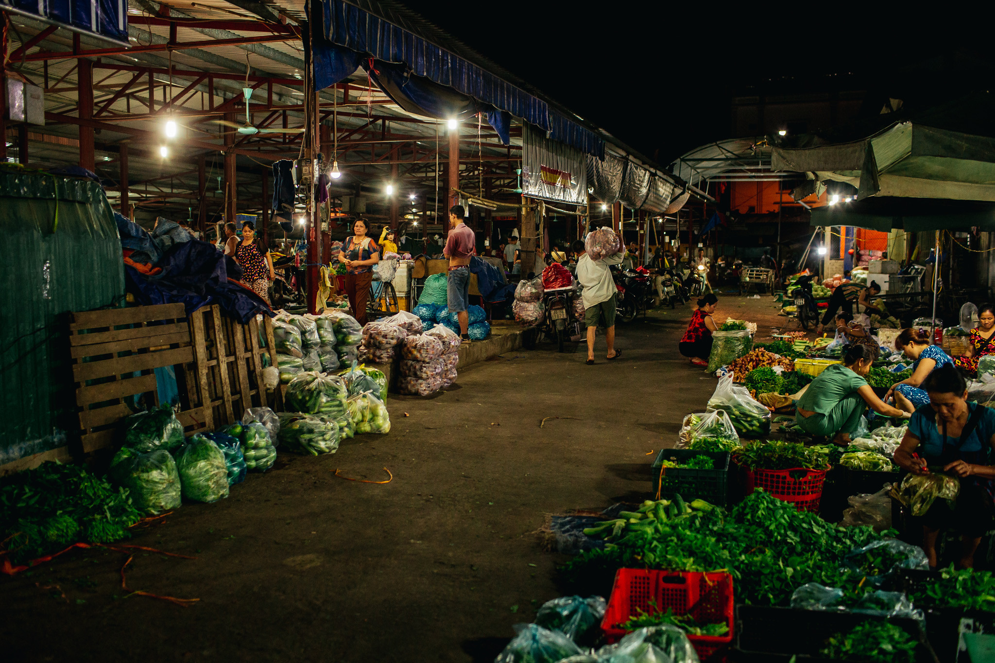 Chợ đầu mối Vinh nằm trên đường Hồng Sơn, ngay cạnh chợ Vinh, được biết đến là đầu mối cung cấp rau củ, hoa quả lớn nhất của thành phố. Ảnh: Kiên Rose
