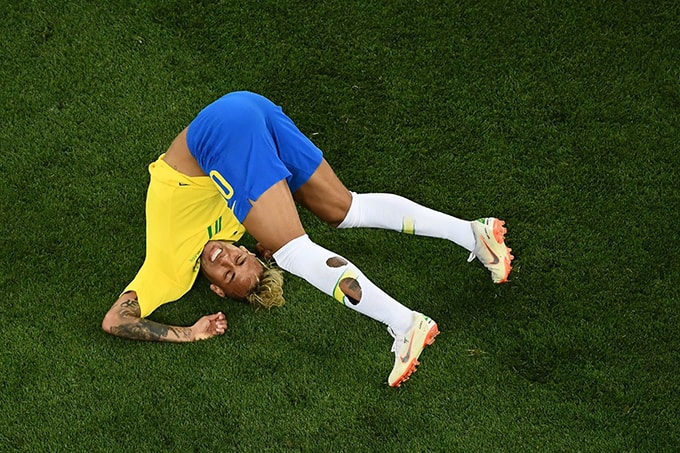 Nếu “vẽ vời”, rất dễ Neymar sẽ bị cầu thủ Costa Rica “chặt chém”. Ảnh: AFP