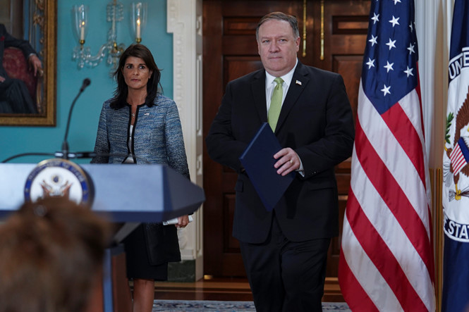 Đại sứ Mỹ tại Liên Hiệp Quốc Nikki Haley cùng Ngoại trưởng Mike Pompeo trong cuộc họp báo tại Bộ Ngoại giao Mỹ REUTERS