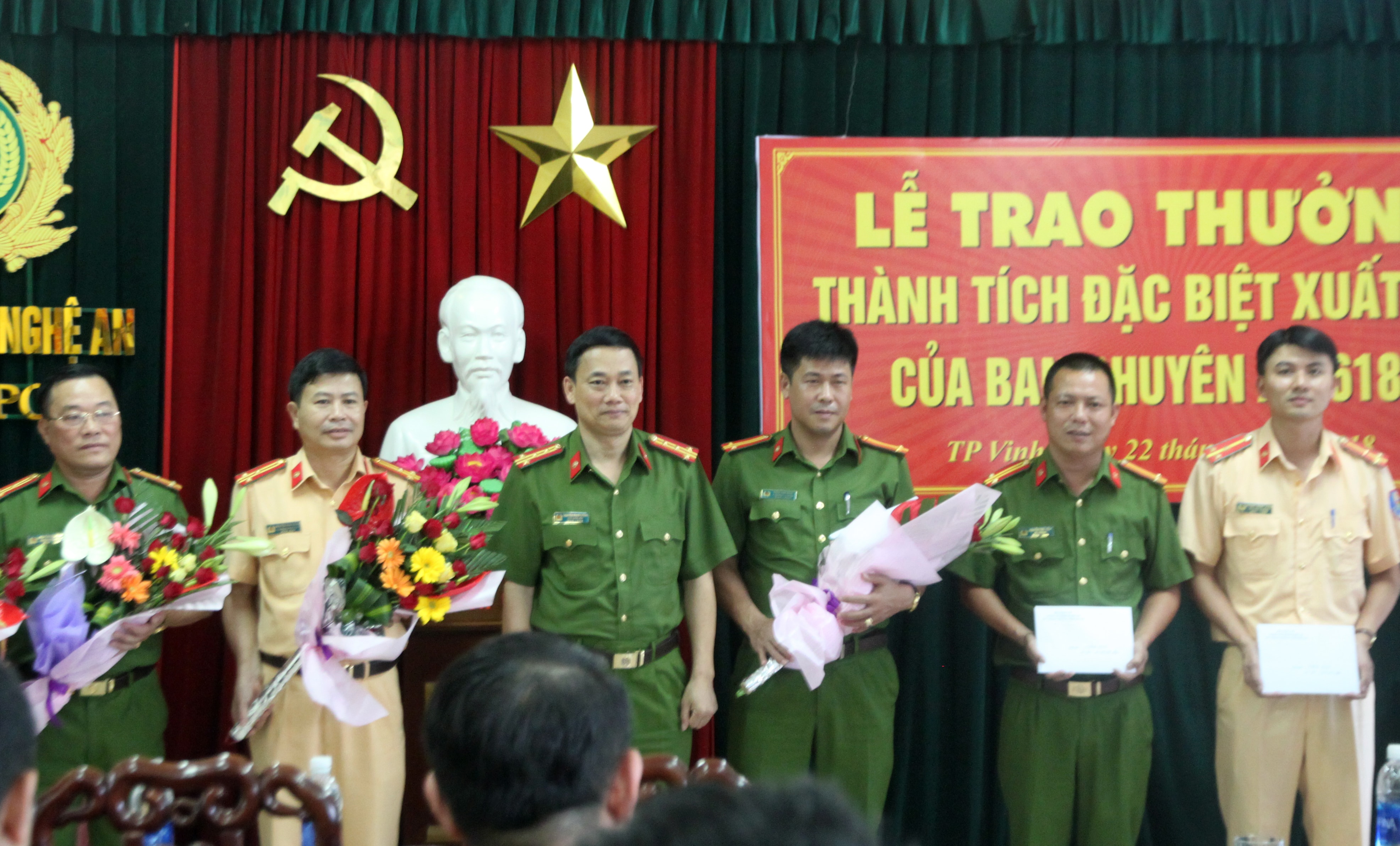 Đại tá Nguyễn Mạnh Hùng – Phó Giám đốc Công an tỉnh trao thưởng cho Ban chuyên án. Ảnh: Đức Vũ