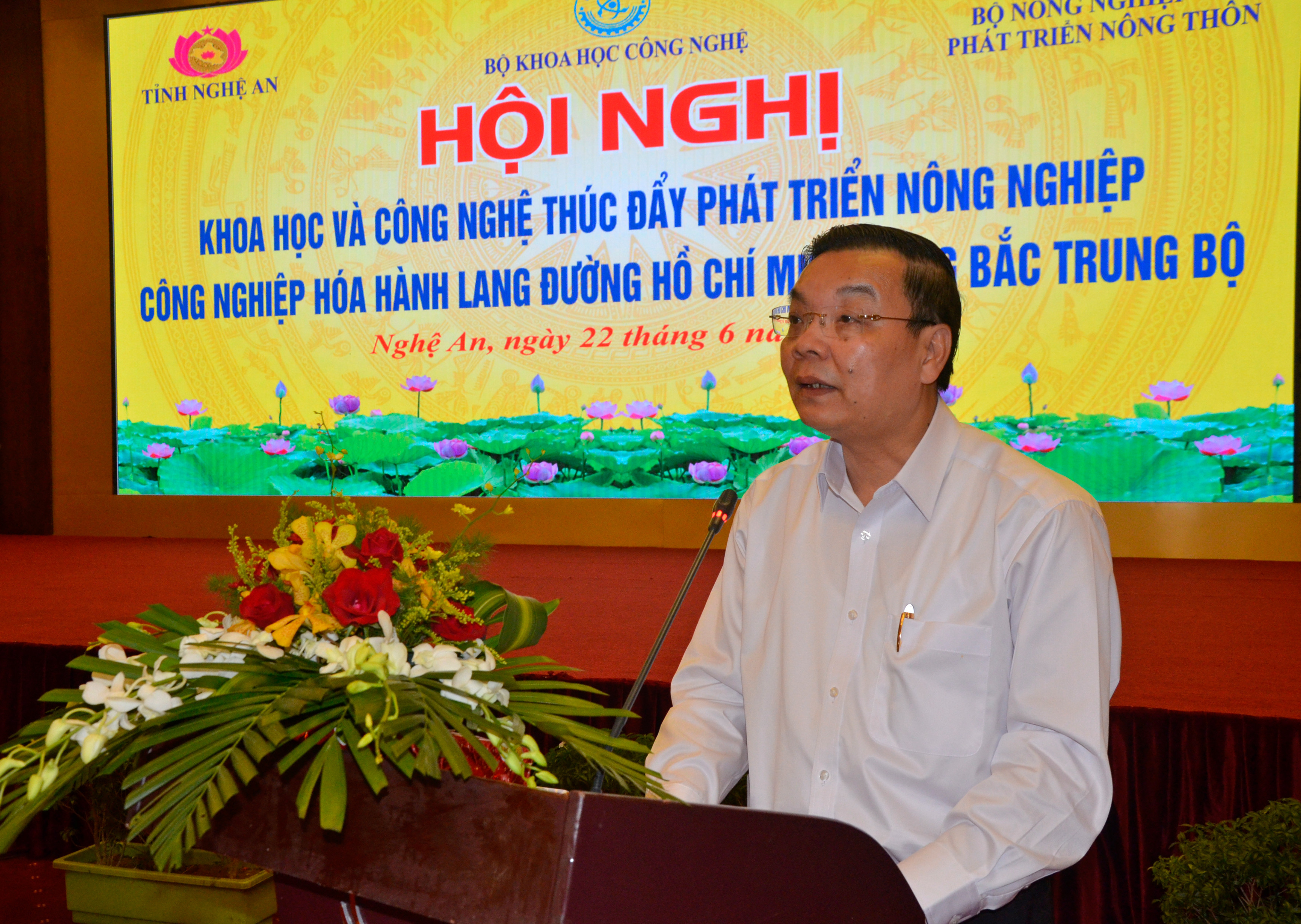 Bộ Trưởng Bộ KH&CN Chu Ngọc Anh dâng hương tưởng niệm Chủ tịch Hồ Chí Minh. Ảnh Thanh Lê