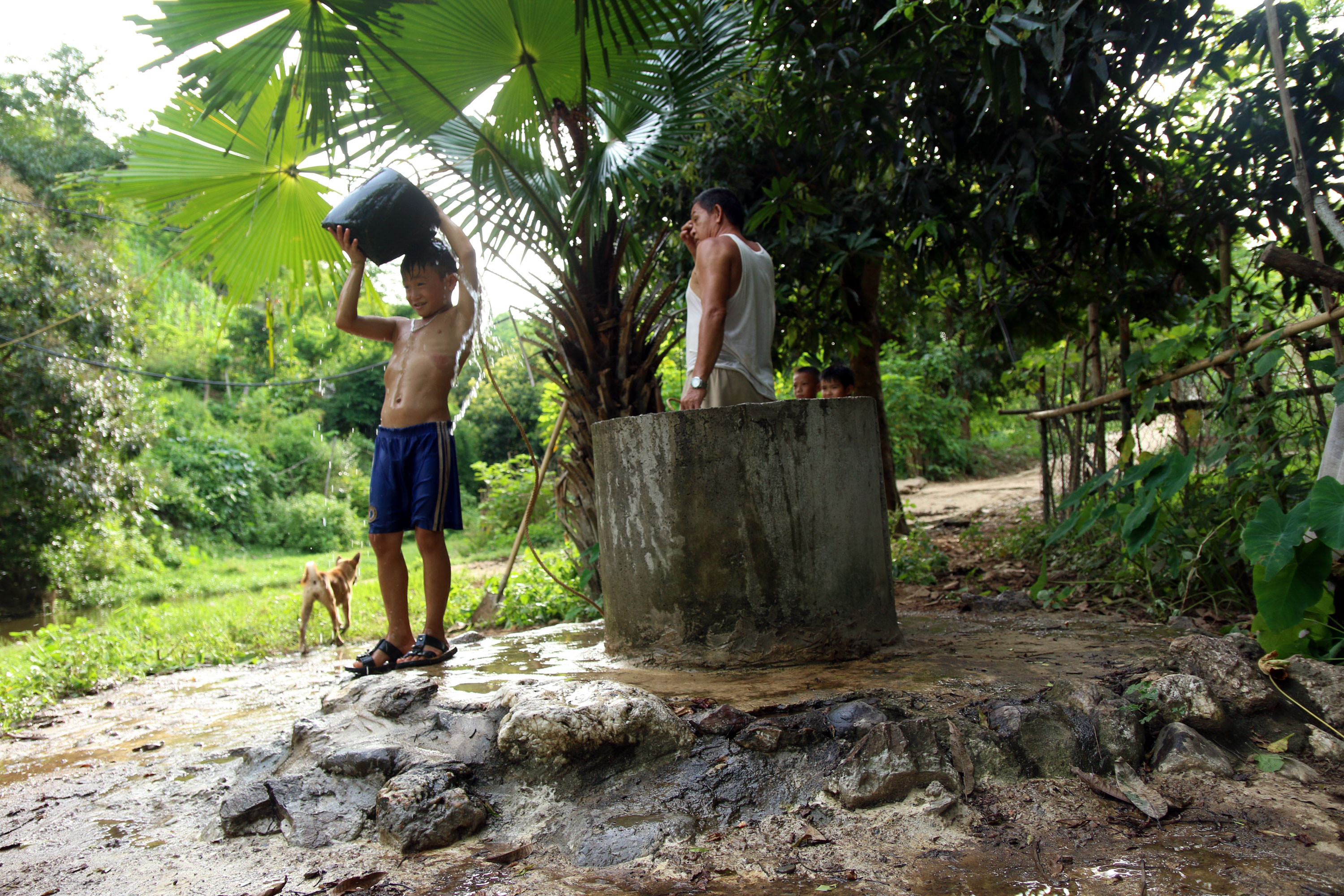 Giếng nước chỉ có đyường kính chừng 1 mét, sâu khoảng 4 mét và được người dân đóng góp xây thành, đổ bê tông chung quanh để tiện sinh hoạt và giữ gìn vệ sinh. Ảnh: Đào Thọ
