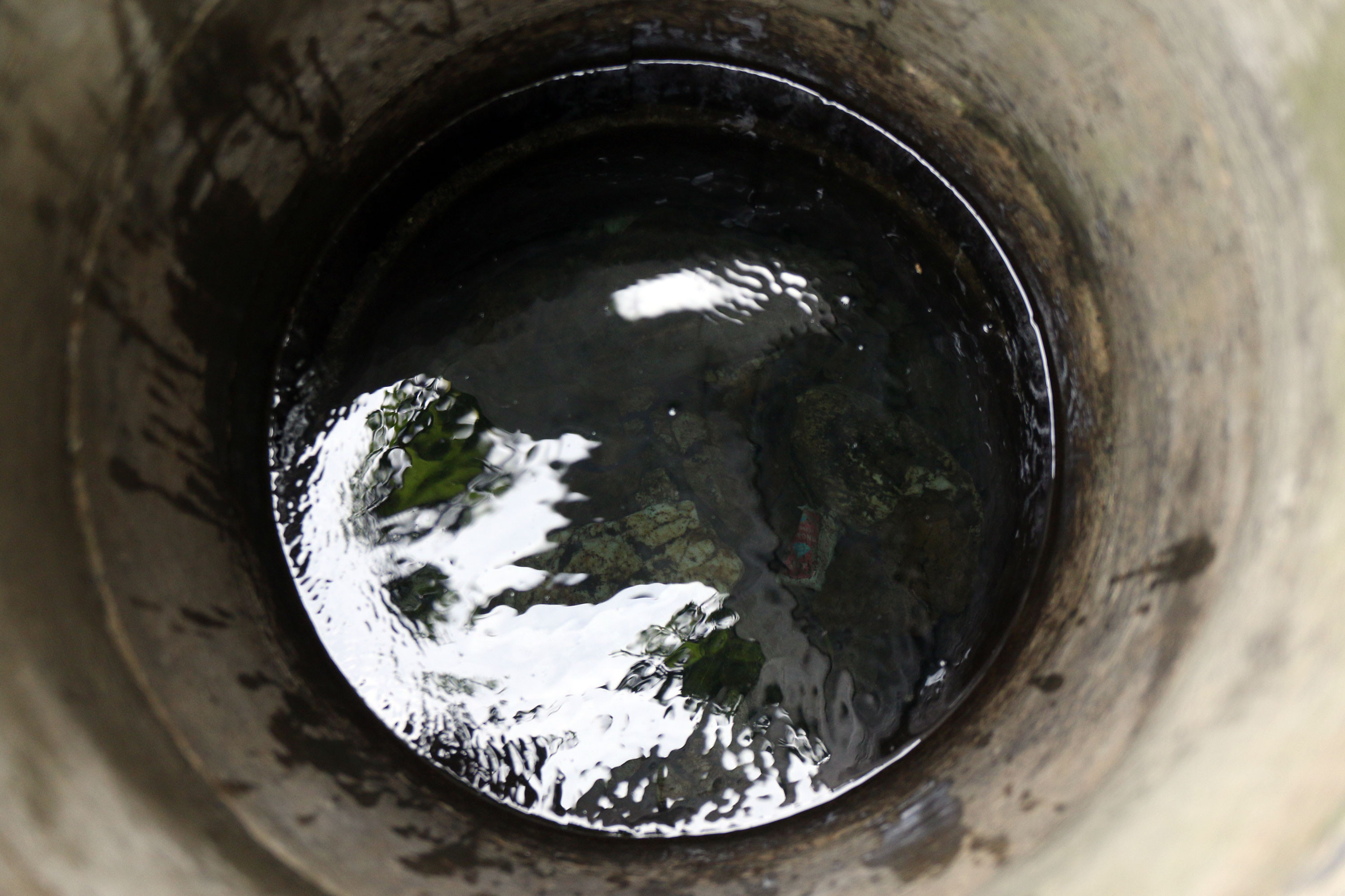 Theo các già làng, những năm hạn hán nặng hay lũ lụt, nước trong giếng vẫn luôn giữ ở mức 2 mét, trong vắt đủ cung cấp cho người dân toàn bản. Ảnh: Đào Thọ