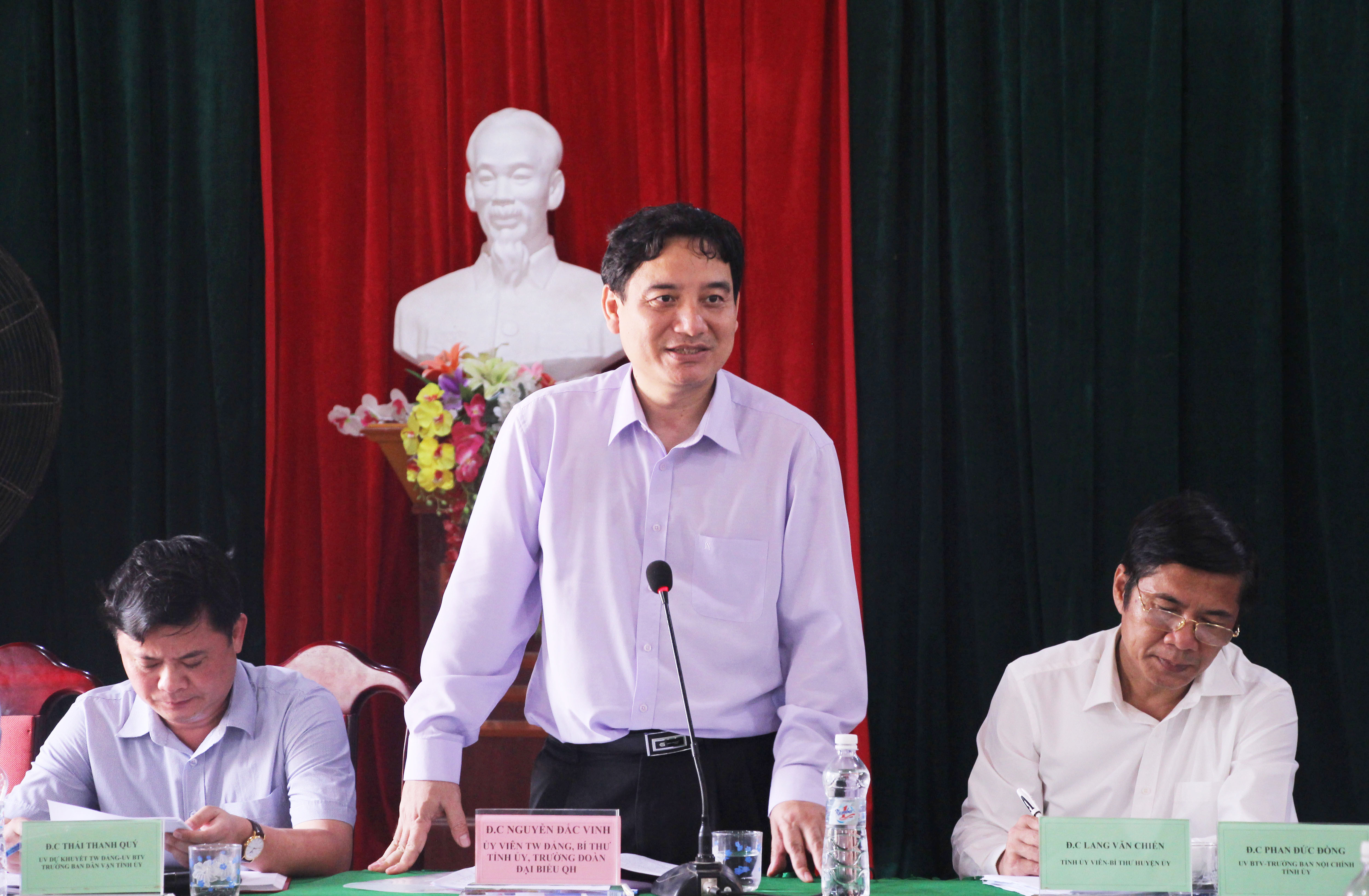 Bí thư Tỉnh ủy Nguyễn Đắc Vinh phát biểu chỉ đạo buổi làm việc. Ảnh: Đào Tuấn 