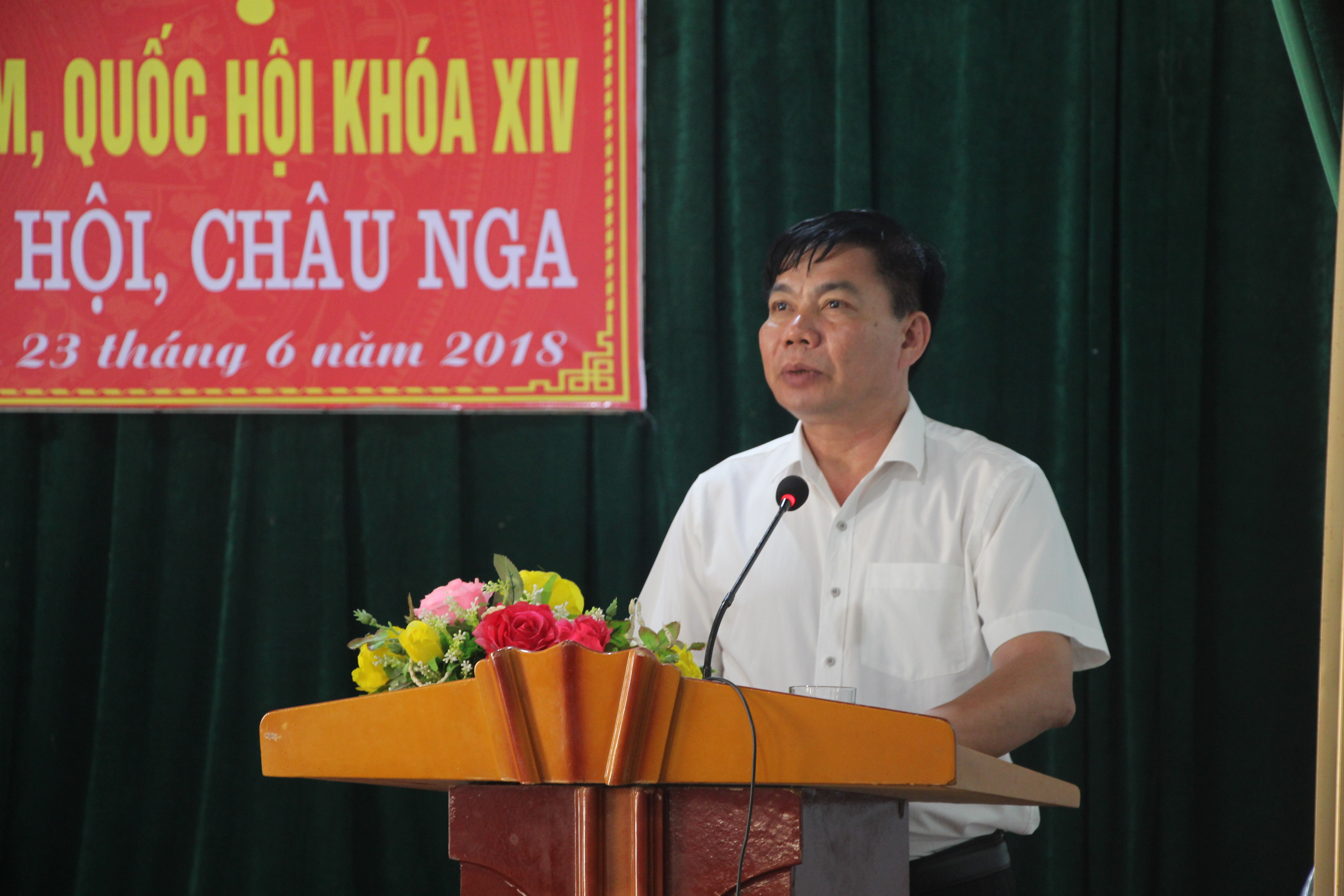 Ông Ngô Đức Thuận - Chủ tịch UBND huyện Quỳ Châu giải thích một số vấn đề với cử tri tại buổi tiếp xúc. Ảnh: Đào Tuấn 
