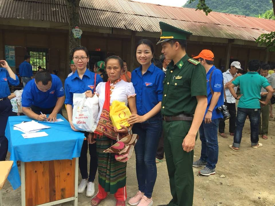 Đoàn tình nguyện tặng quà các hộ nghèo xã Bắc Lý. Ảnh: Ngọc Lý